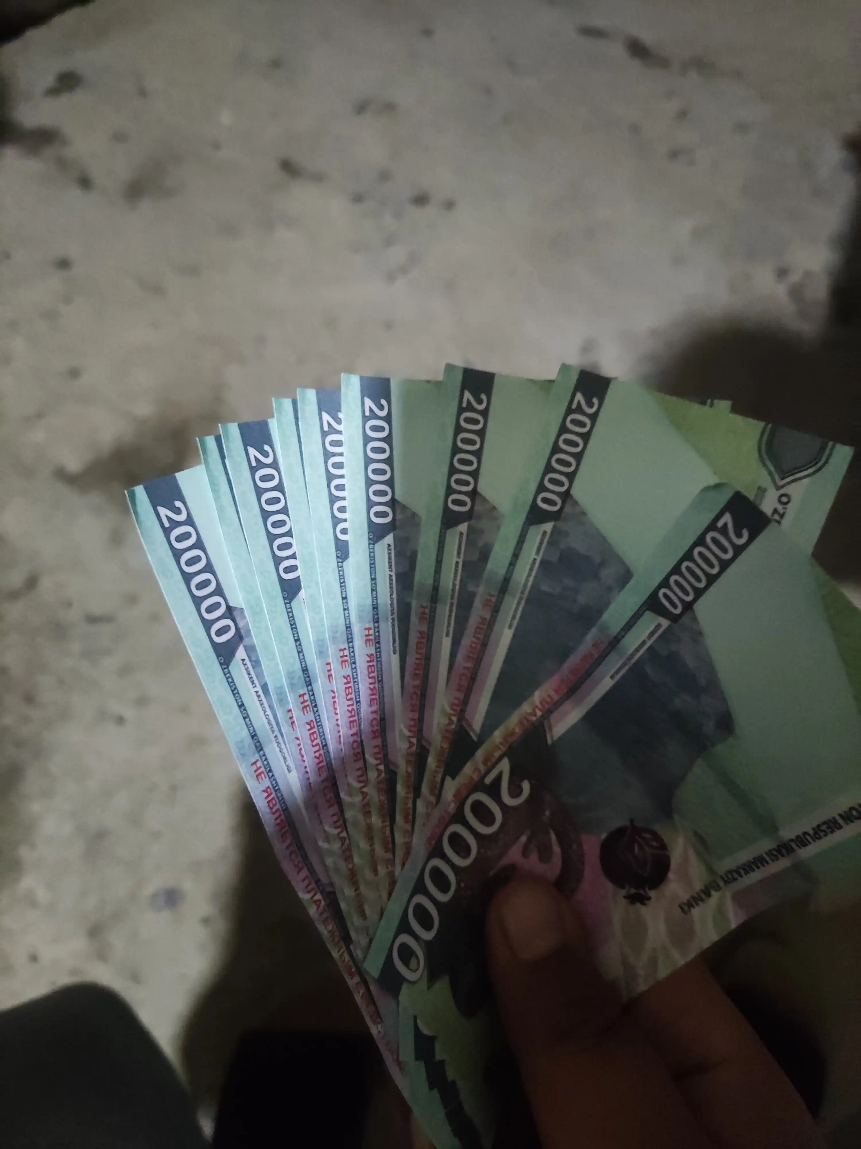 Suvenir pullar, so‘m kupyuralari, 50 ming, 100 mimg, 200 ming