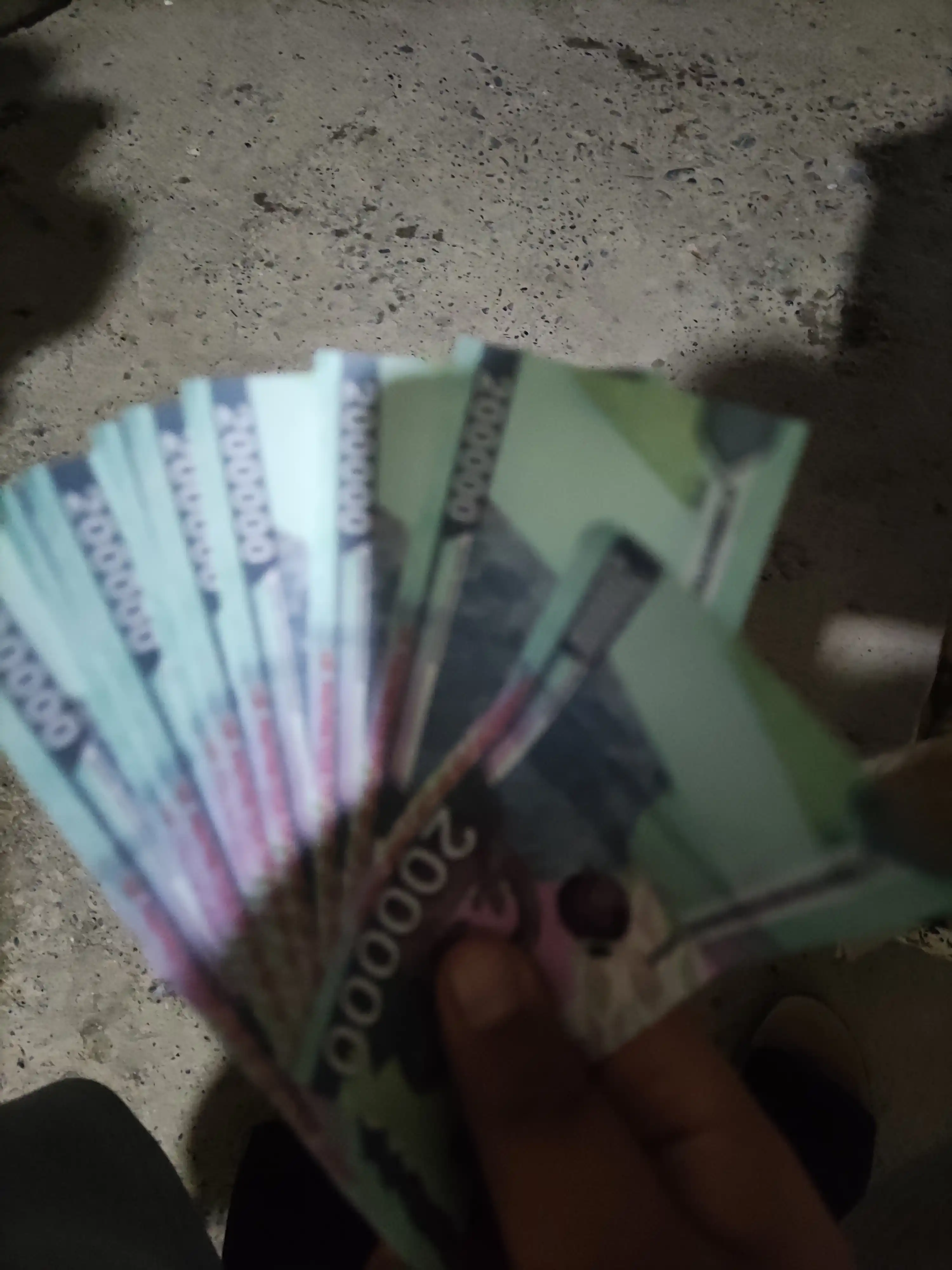 Suvenir pullar, so‘m kupyuralari, 50 ming, 100 mimg, 200 ming