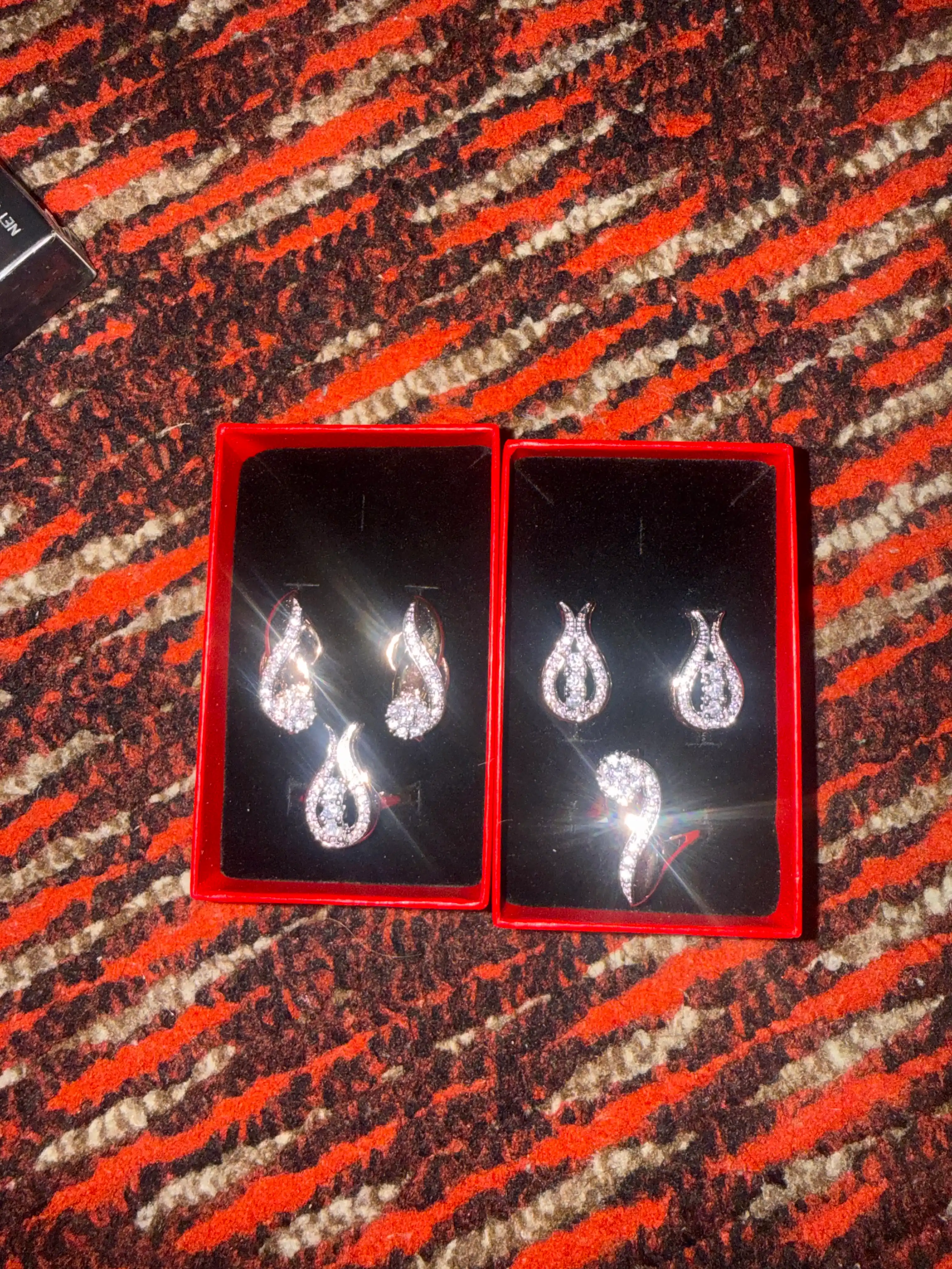 Xuping Stainless Steel taqinchoqlar to'plami: ziraklar va uzuk sovg‘a qutisida