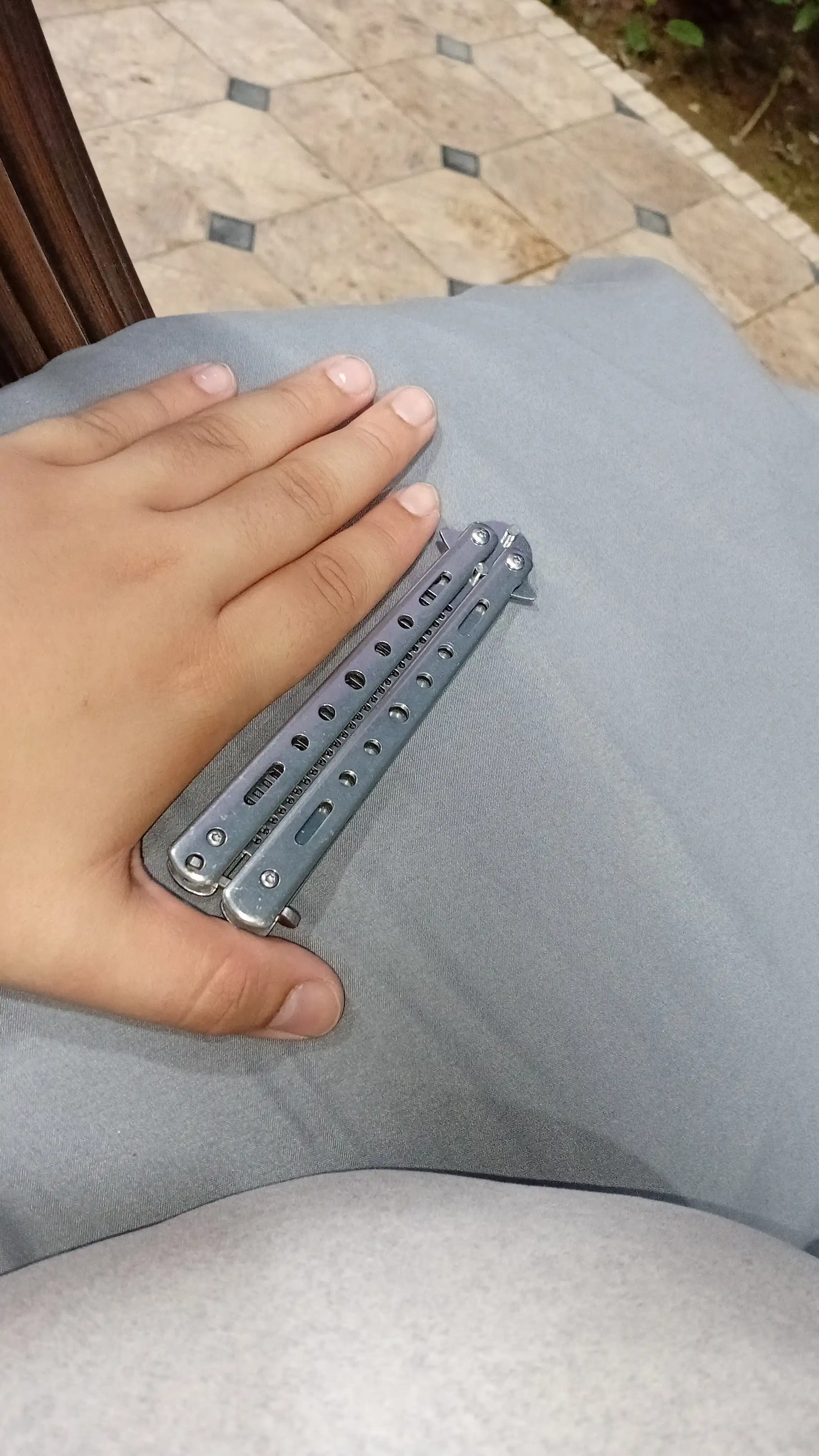 Babochka soch va soqol uchun kapalaksimon taroq, flipping mashqi uchun