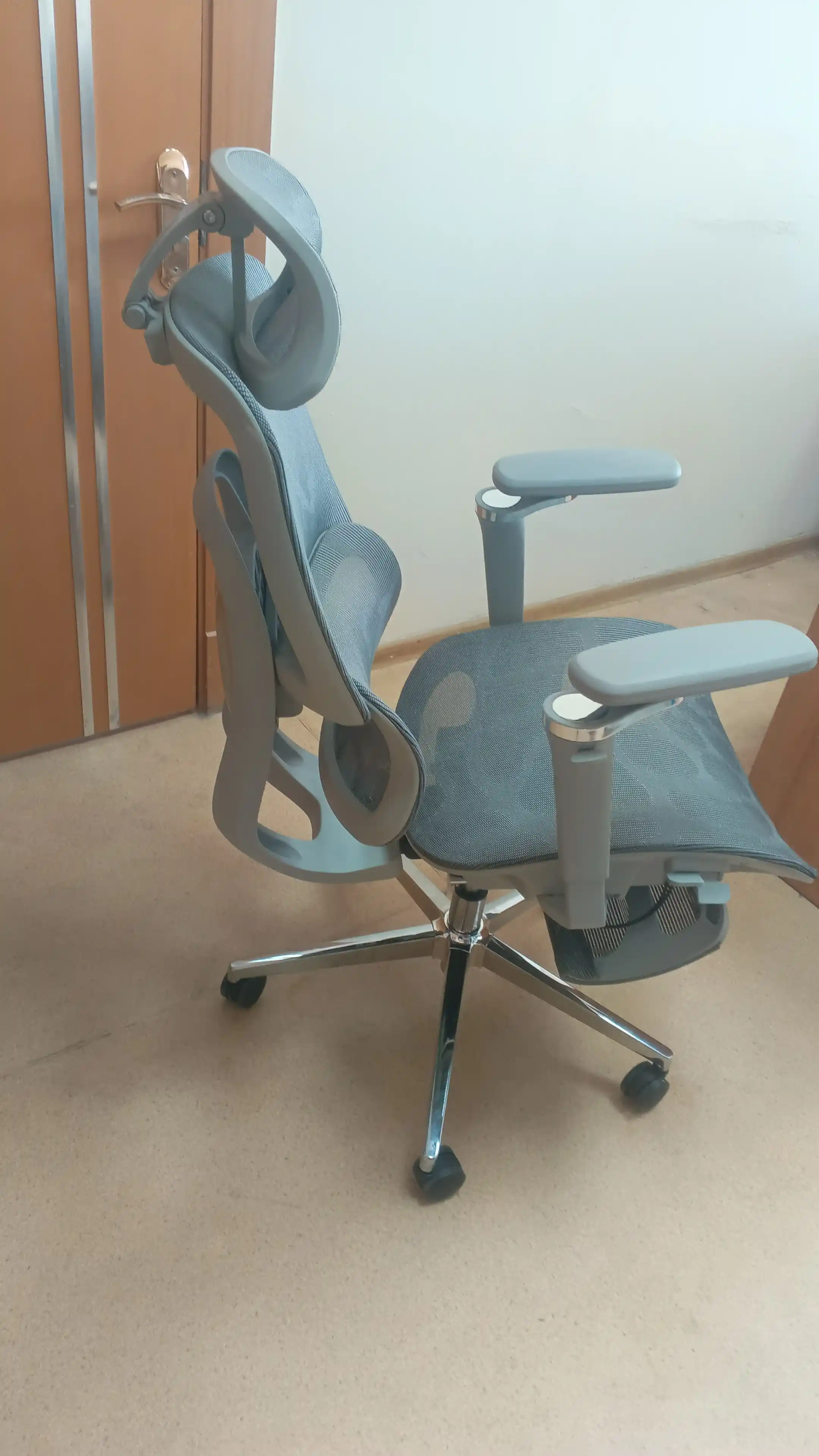 Orqa to'rli va sozlanishi elementlarga ega ergonomik ofis kreslosi