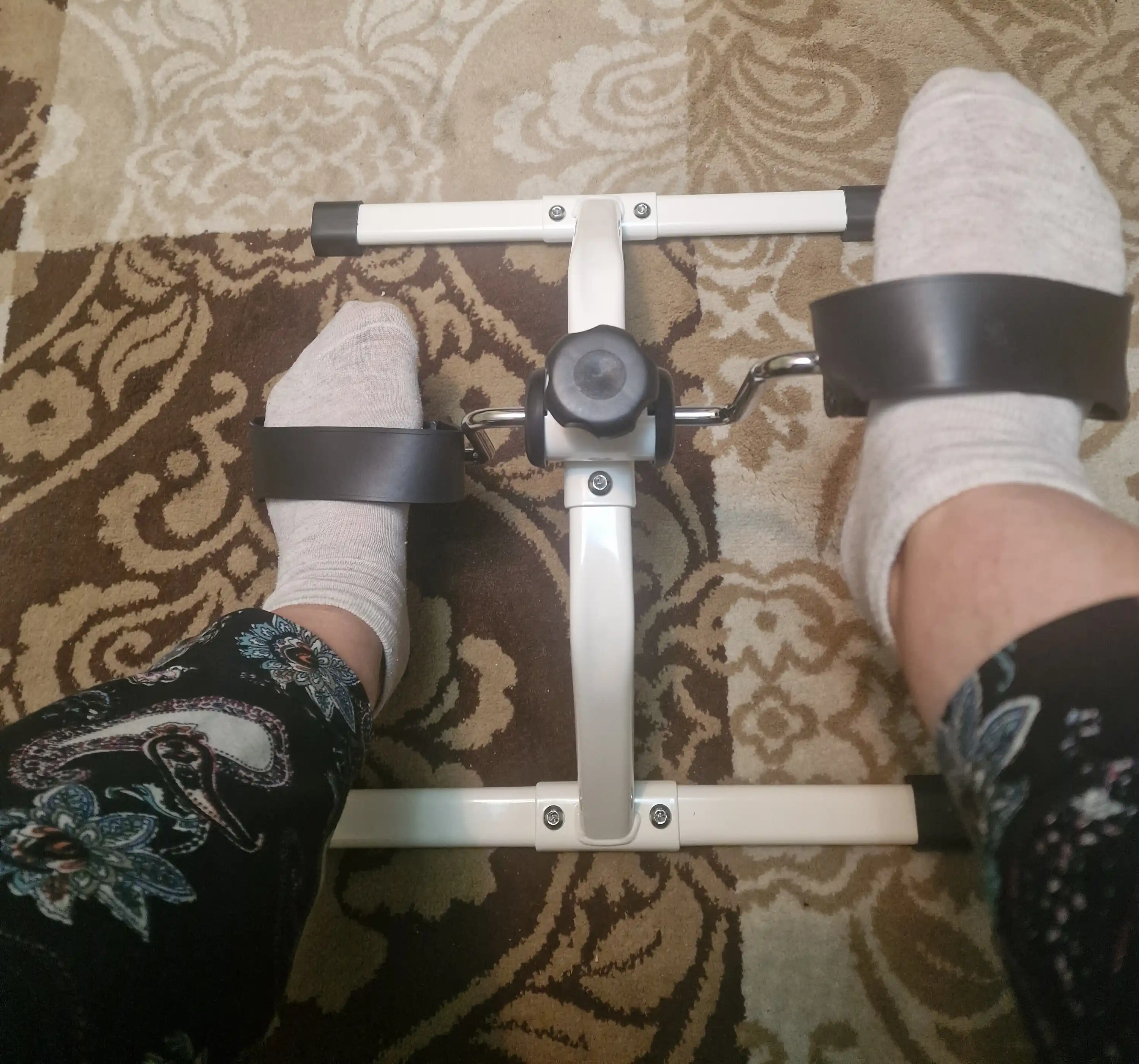 Qo‘l va oyoq uchun mini velotrenajyor, uyda mashq qilish uchun