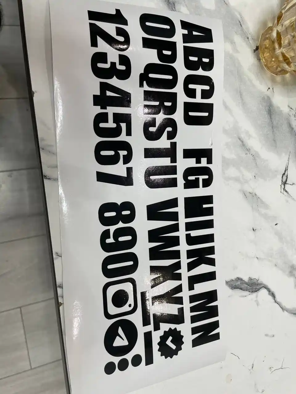 Avtomobil uchun stiker — yozuvlar, belgilar, logotiplar, dekor dizaynlar, suvga chidamli