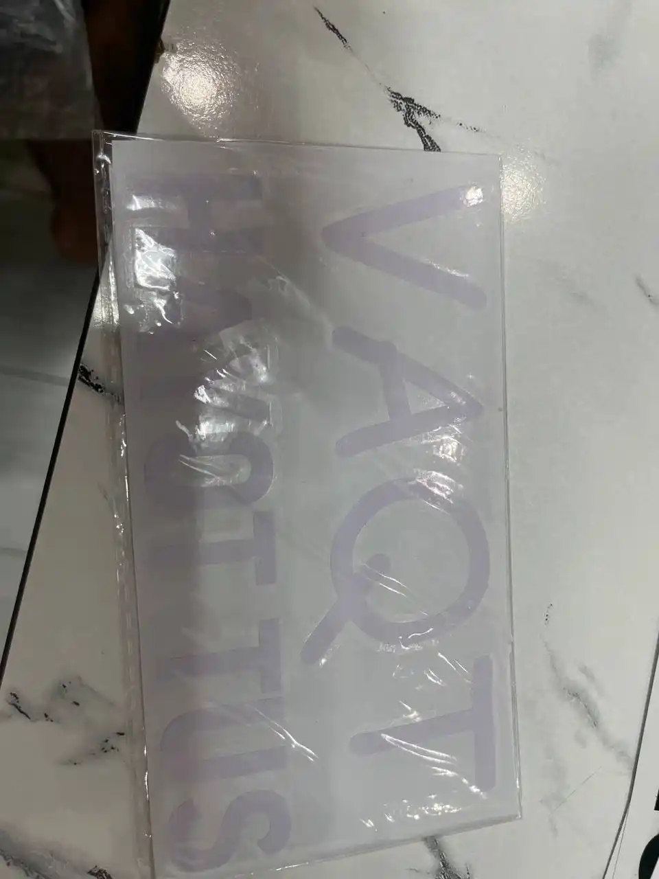 Avtomobil uchun stiker — yozuvlar, belgilar, logotiplar, dekor dizaynlar, suvga chidamli