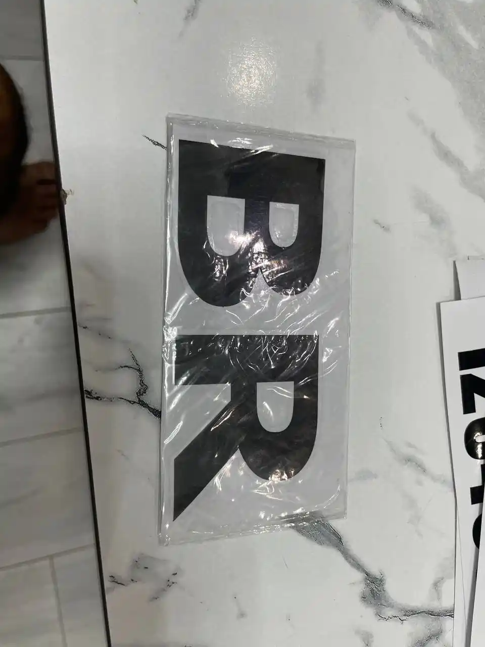 Avtomobil uchun stiker — yozuvlar, belgilar, logotiplar, dekor dizaynlar, suvga chidamli
