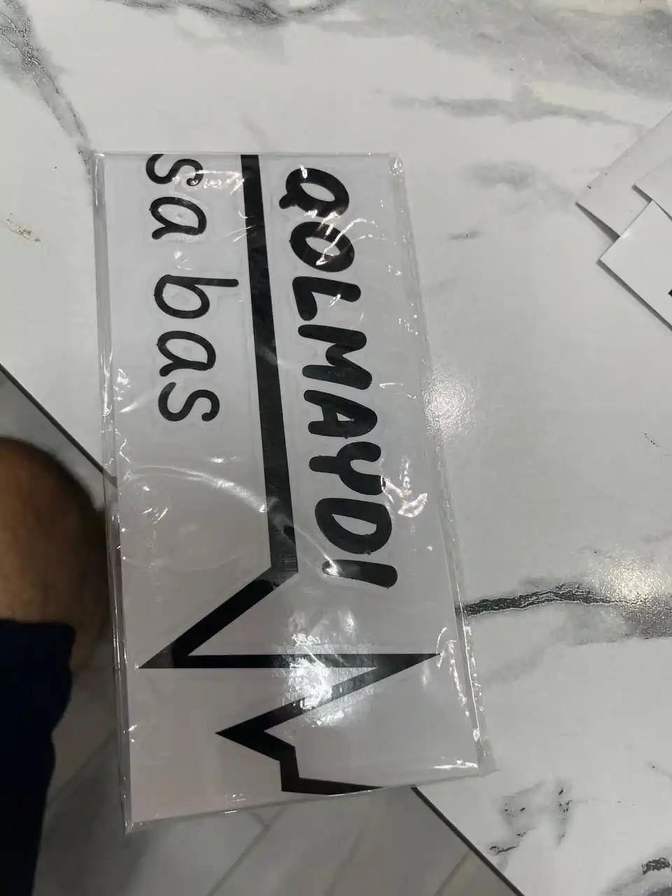 Avtomobil uchun stiker — yozuvlar, belgilar, logotiplar, dekor dizaynlar, suvga chidamli