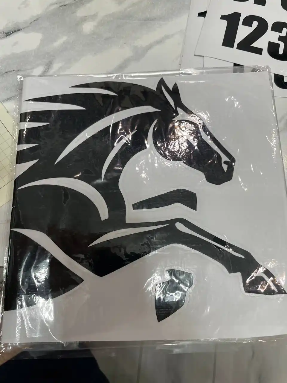 Avtomobil uchun stiker — yozuvlar, belgilar, logotiplar, dekor dizaynlar, suvga chidamli