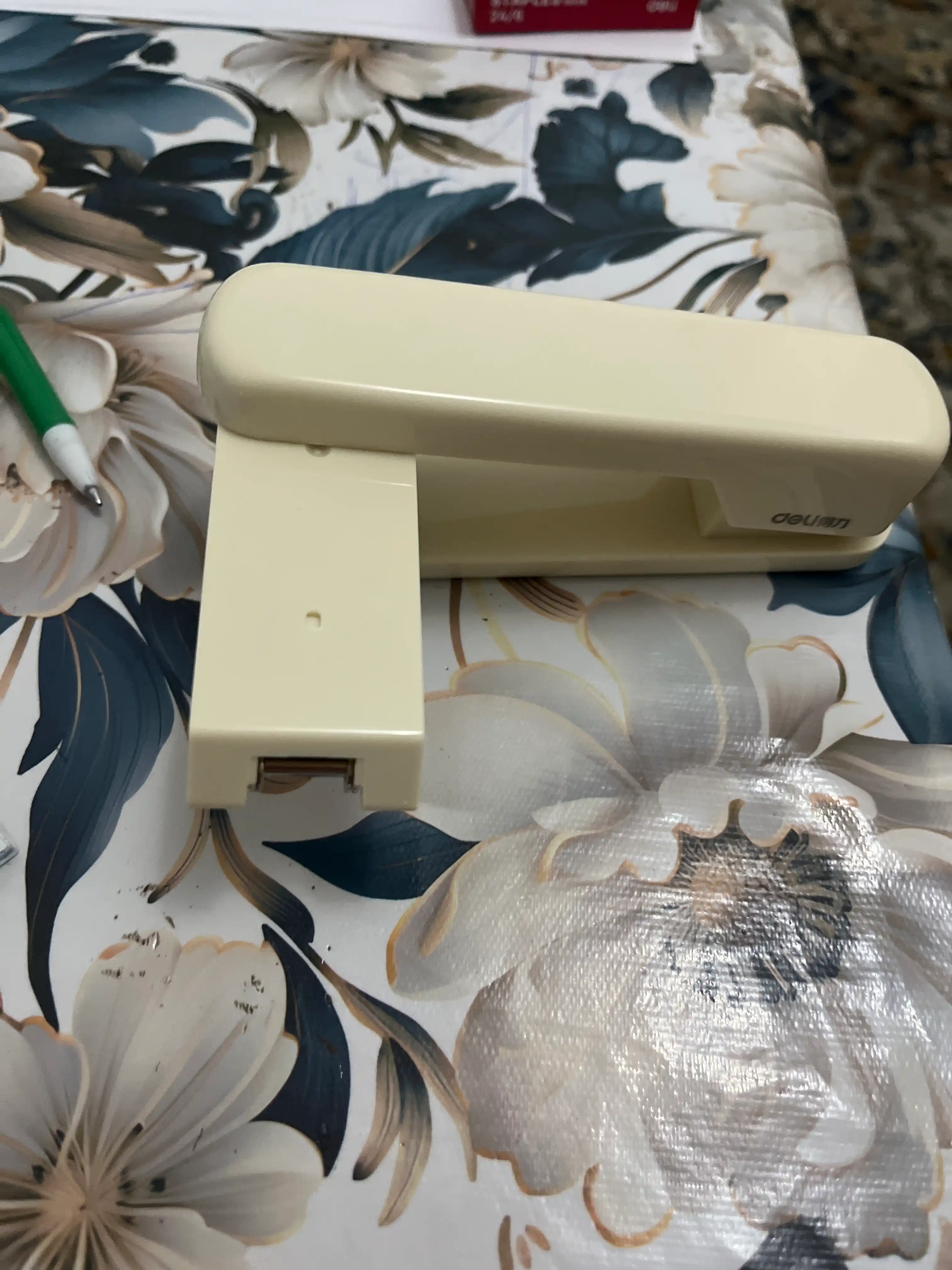 Deli TA304 buriluvchi stepleri, 20 varaqli, 24/6, 26/6