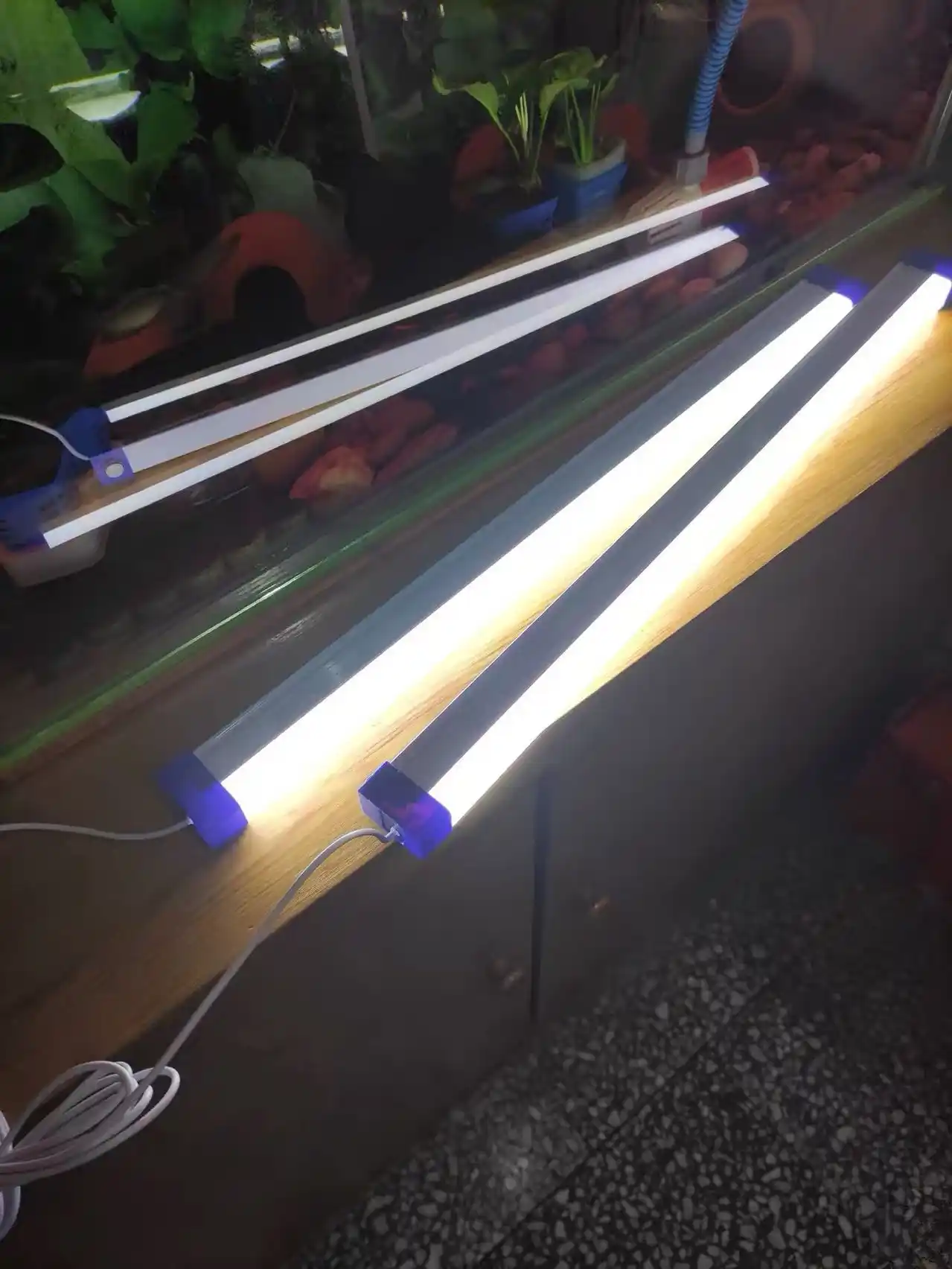Datchikli akkumulyatorli LED chiroq, magnitli, USB, 32/52/72 sm