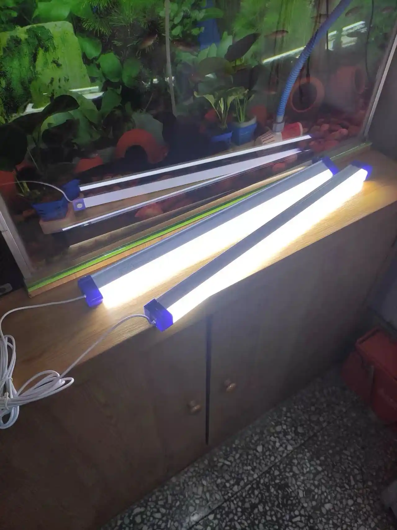 Datchikli akkumulyatorli LED chiroq, magnitli, USB, 32/52/72 sm