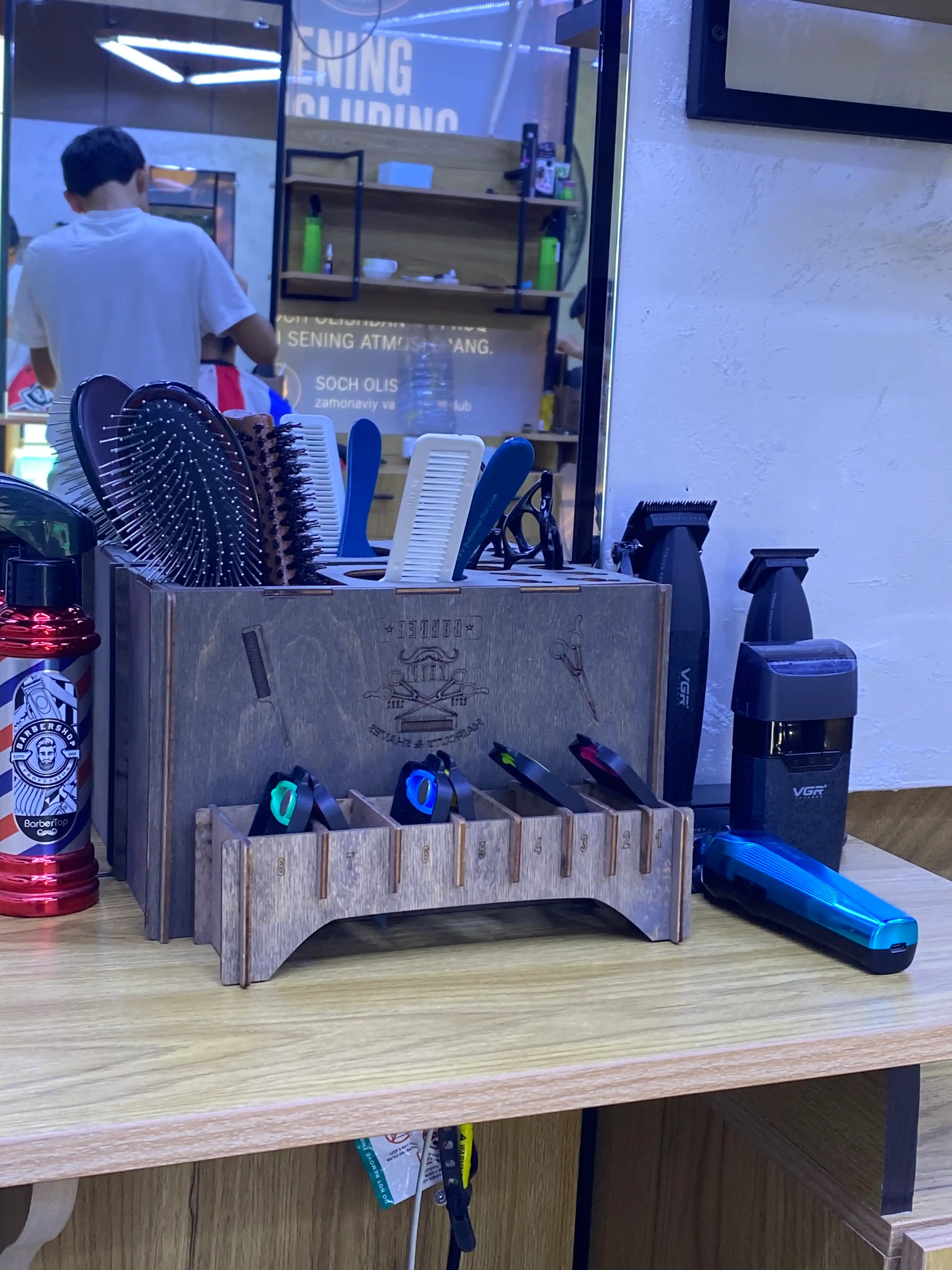 Sartaroshlar uchun stend, Barber