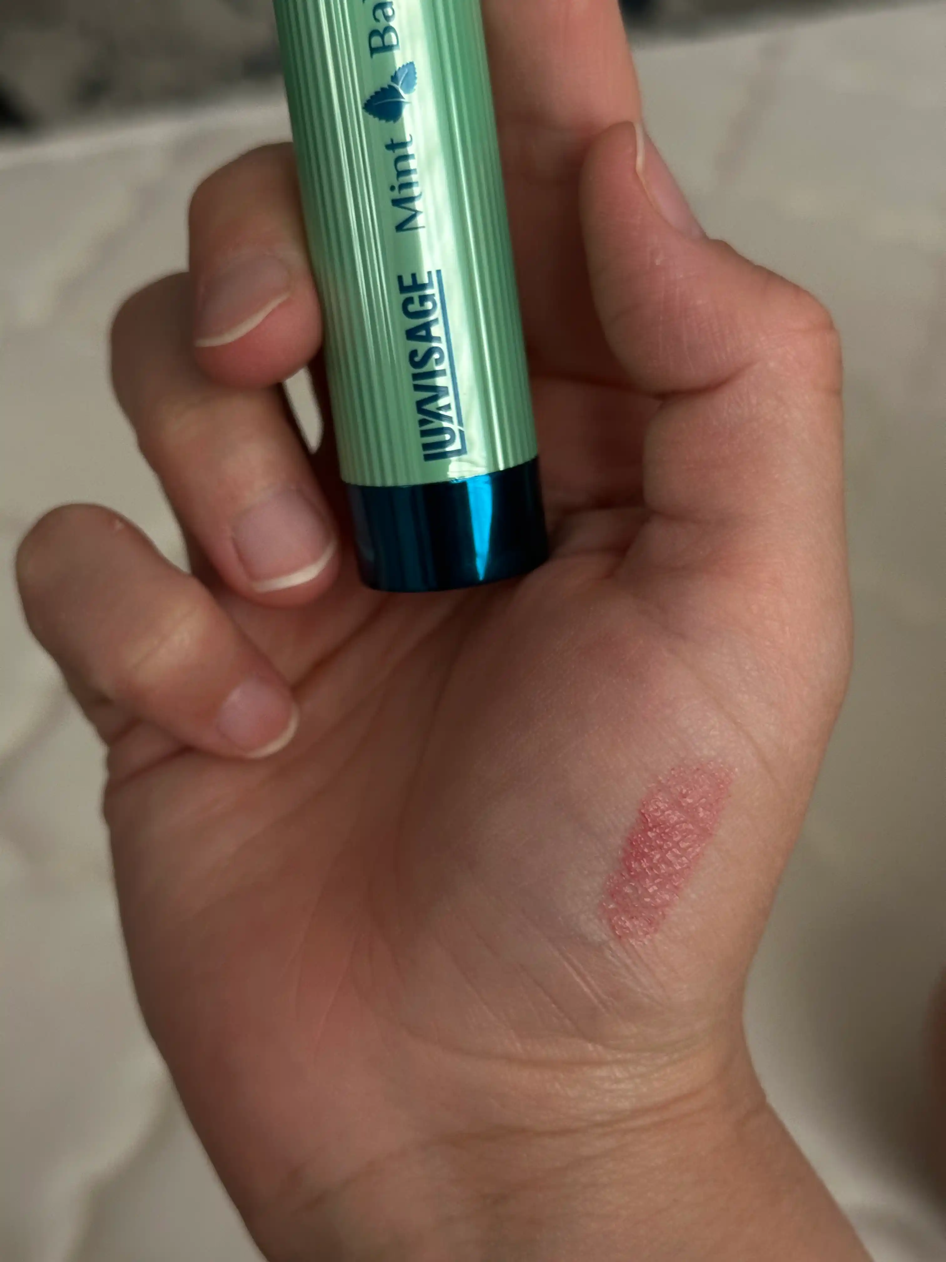 LUXVISAGE Mint Balm lab bo‘yog‘i-balzami, namlantiruvchi ta’sirga ega