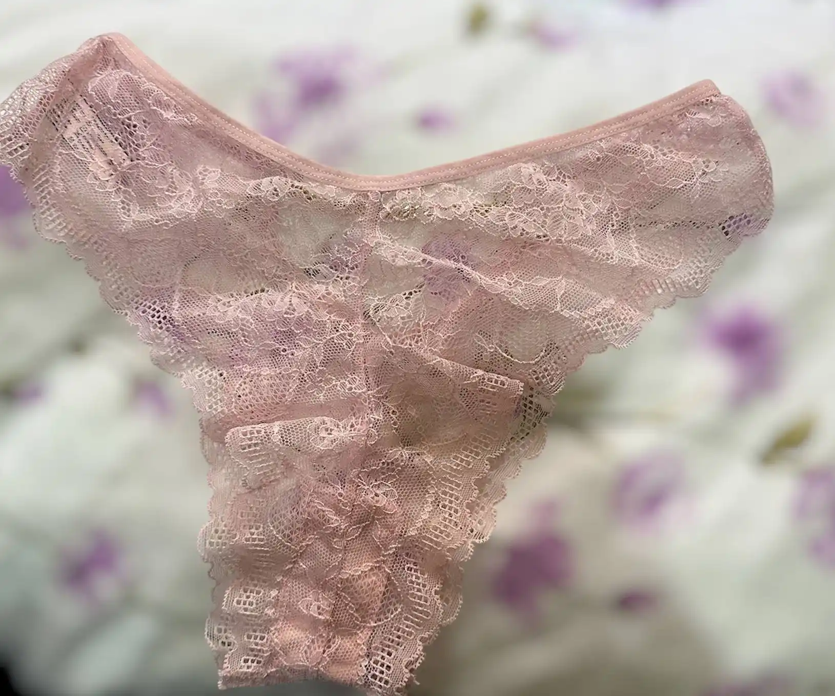 Oltin zanjirli ayollar uchun krujevali trusik-stringlar