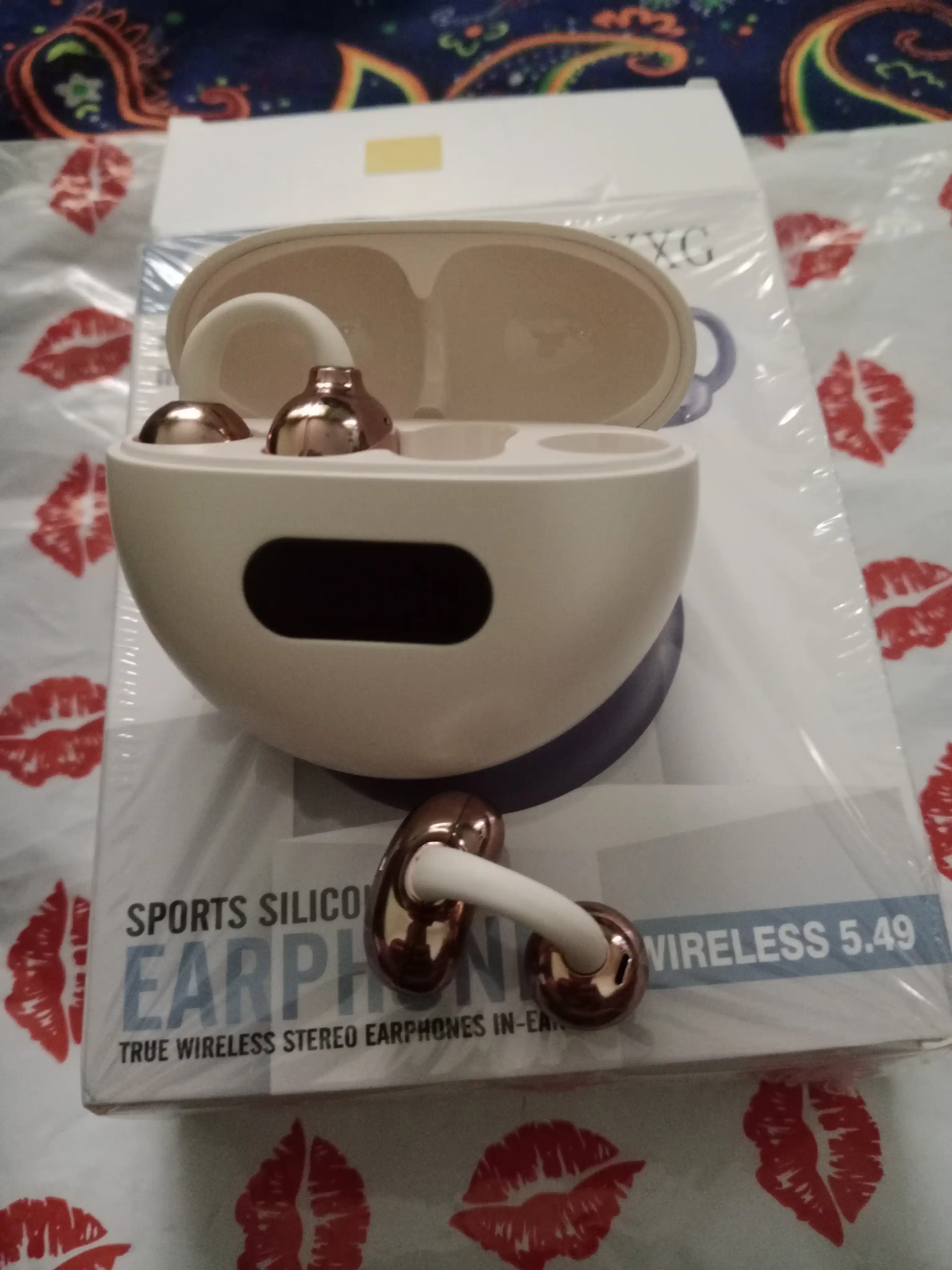 Simsiz quloqchinlar, IPX5 namlikdan himoya, 30 soat ishlash qobiliyati, bluetooth