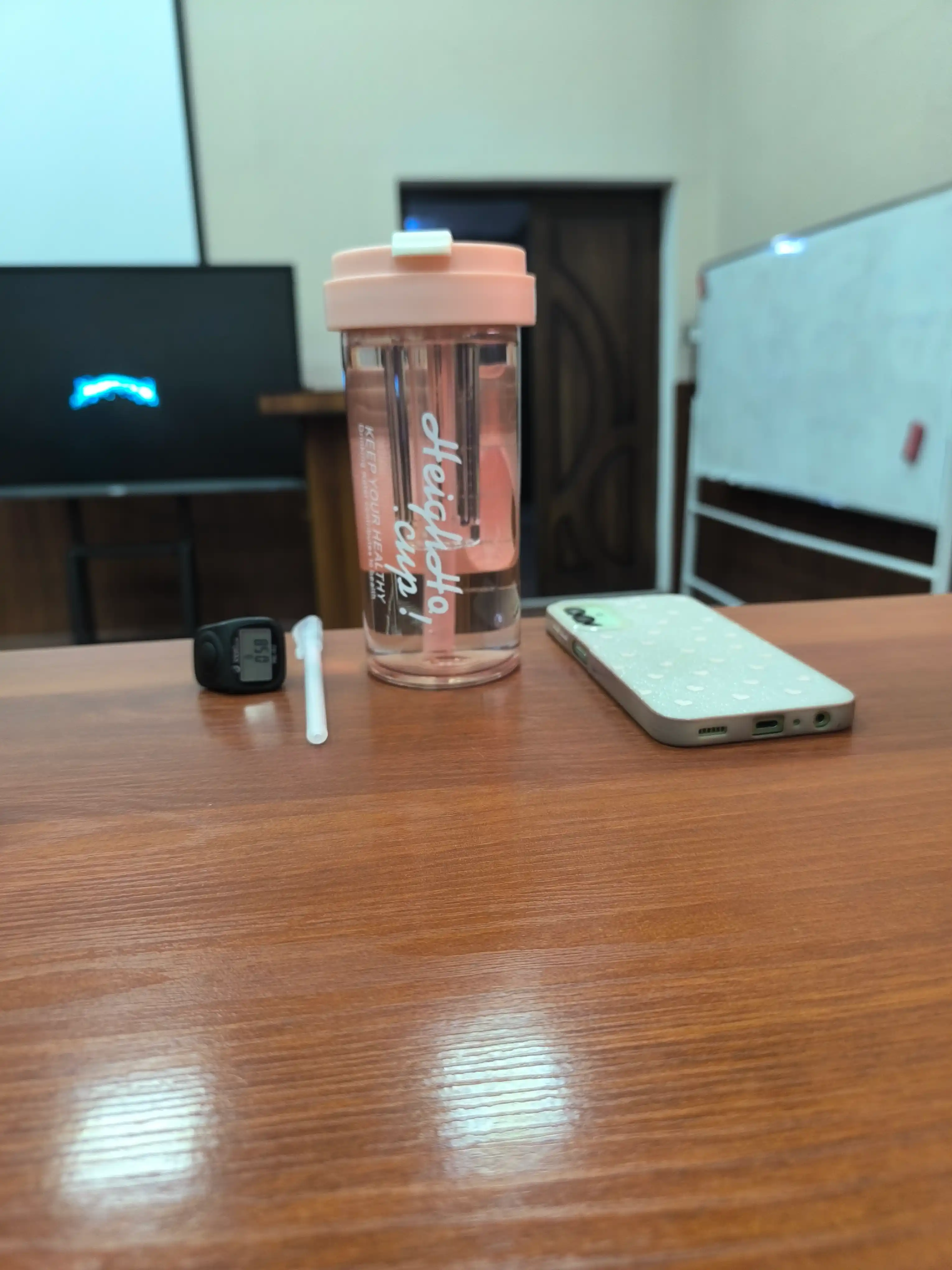 Suv uchun turli rangdagi shisha, naychasi va mevalar uchun bo‘linmasi bilan, 600 ml