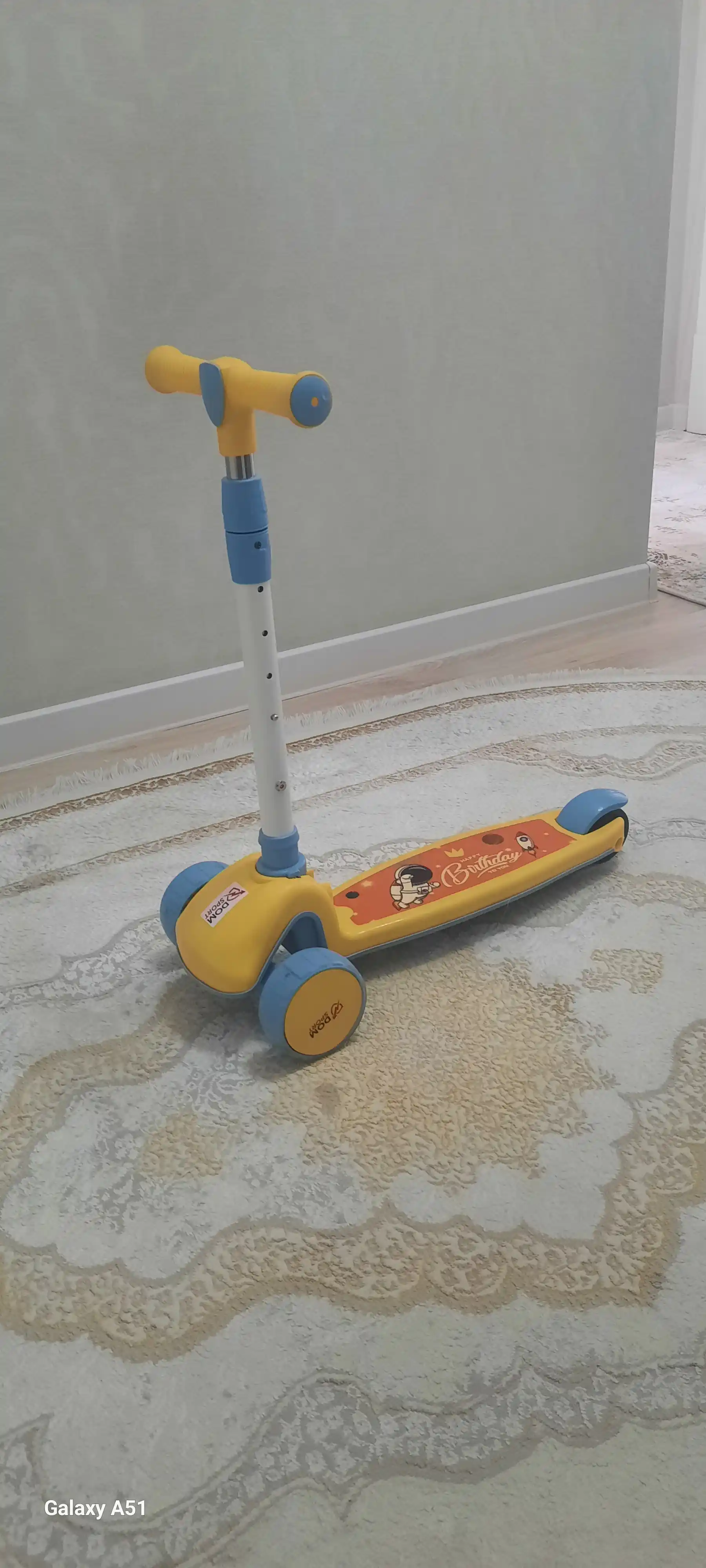 FIDGO bolalar samokati, uch g‘ildirakli, yoritish va sozlanadigan rul bilan