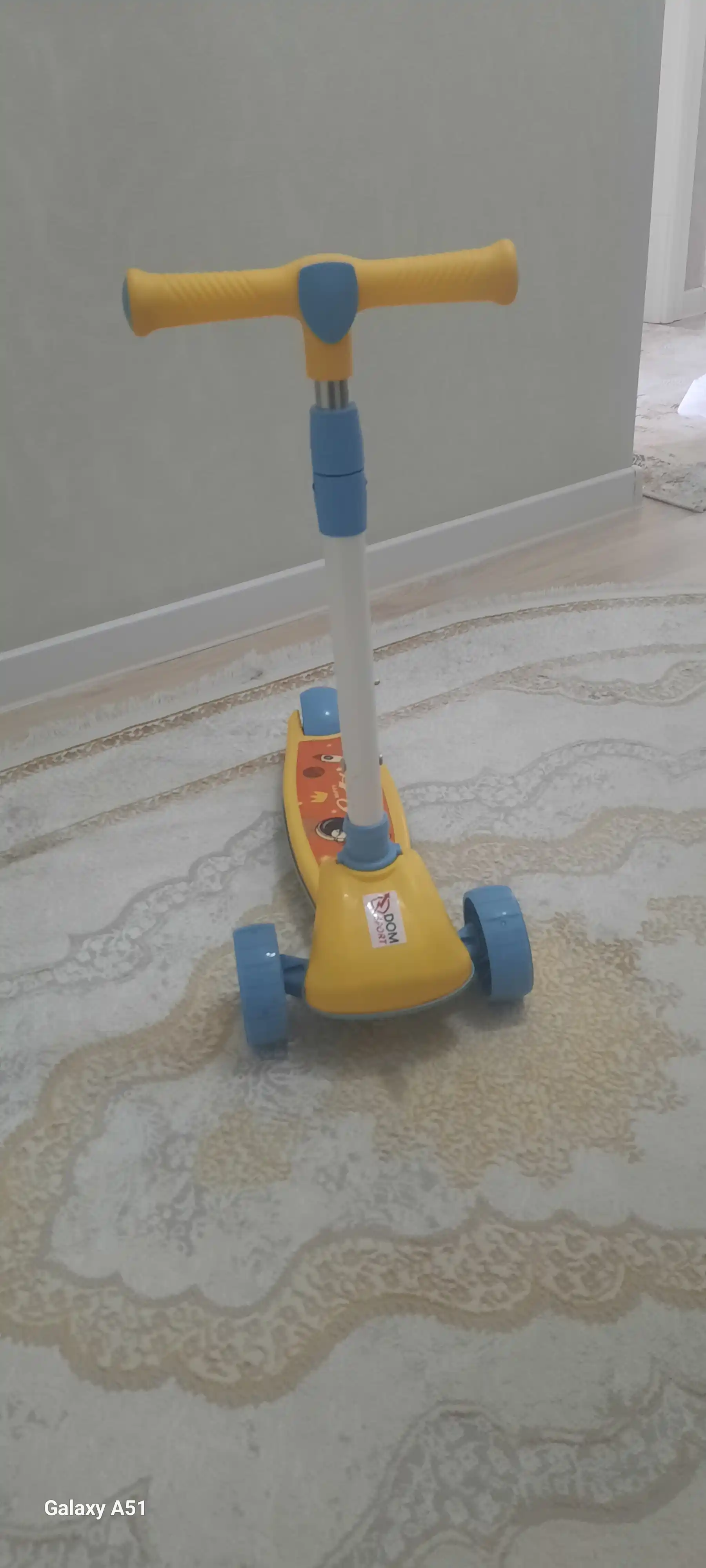FIDGO bolalar samokati, uch g‘ildirakli, yoritish va sozlanadigan rul bilan