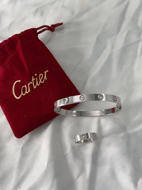 Kumush rang Cartier bilaguzuk va uzuk seti ayollar va qizlar uchun sovg‘a uchu ham mos