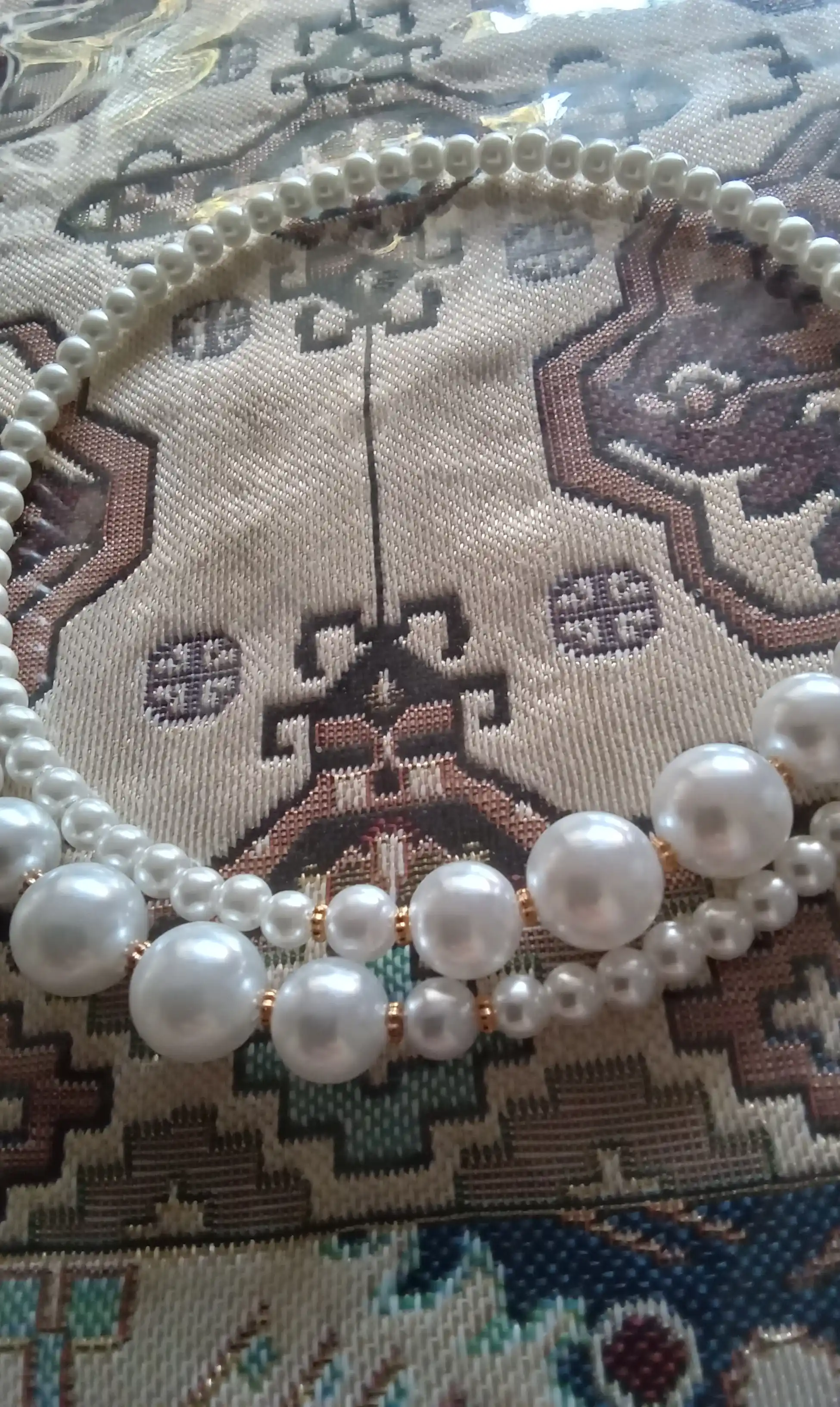 Ayollar zanjiri, jemchugli va toshli, bo'yin uchun