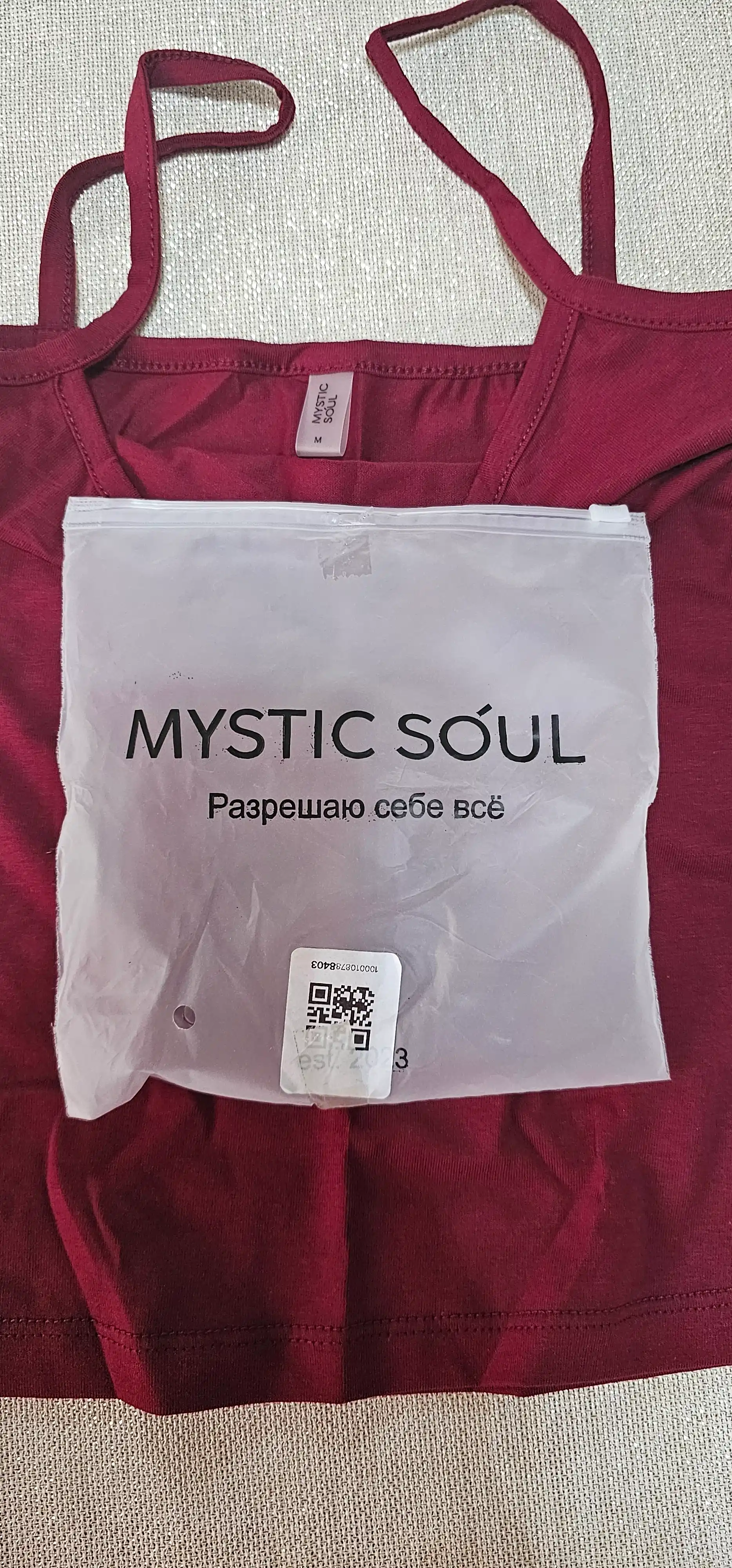 Ayollar uchun mayka, ingichka bretelkali, qizil, oq, qora, jigarrang