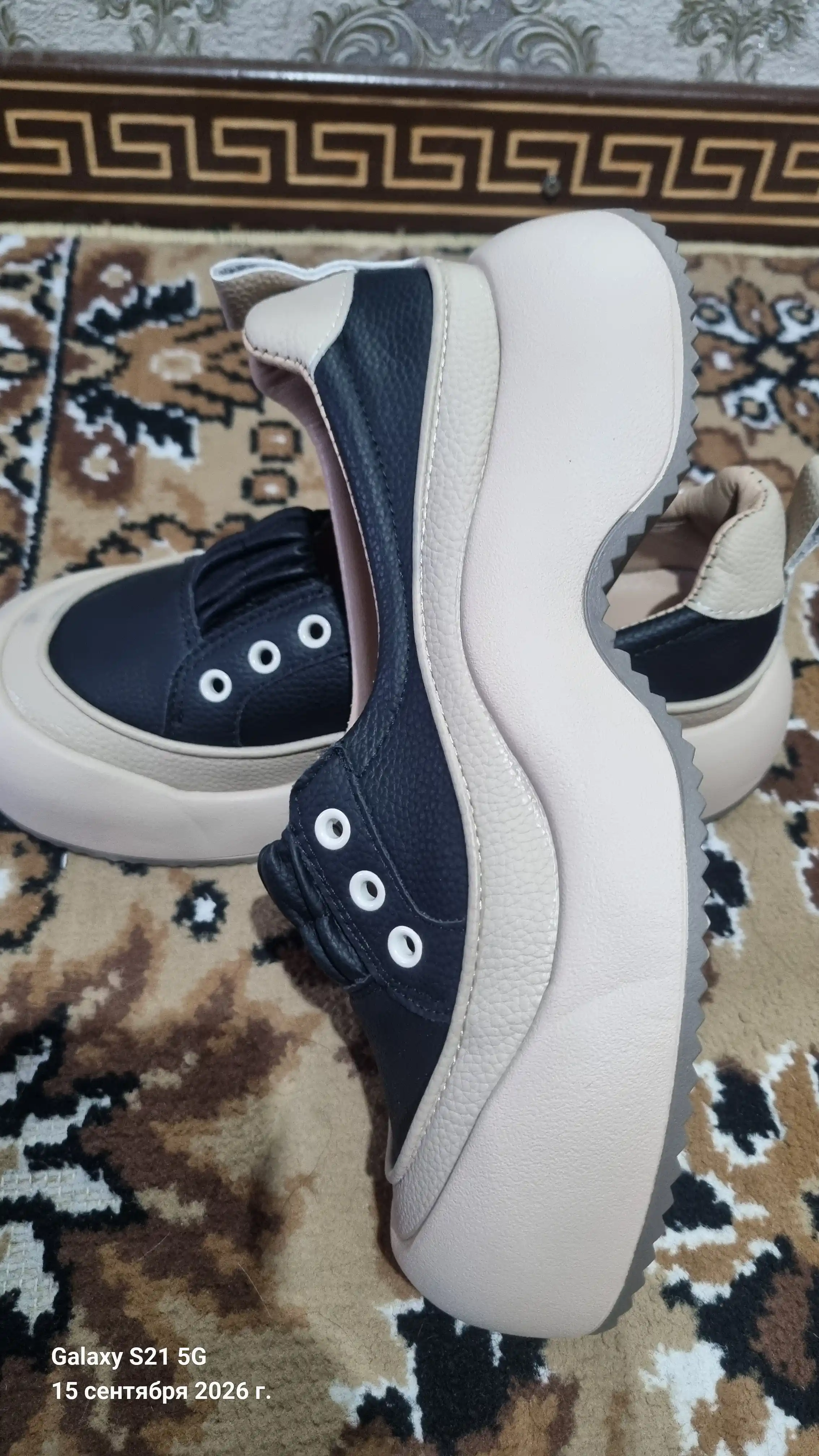 Ayollar uchun platformali krossovkalar, minimalist dizayn, eko-charm