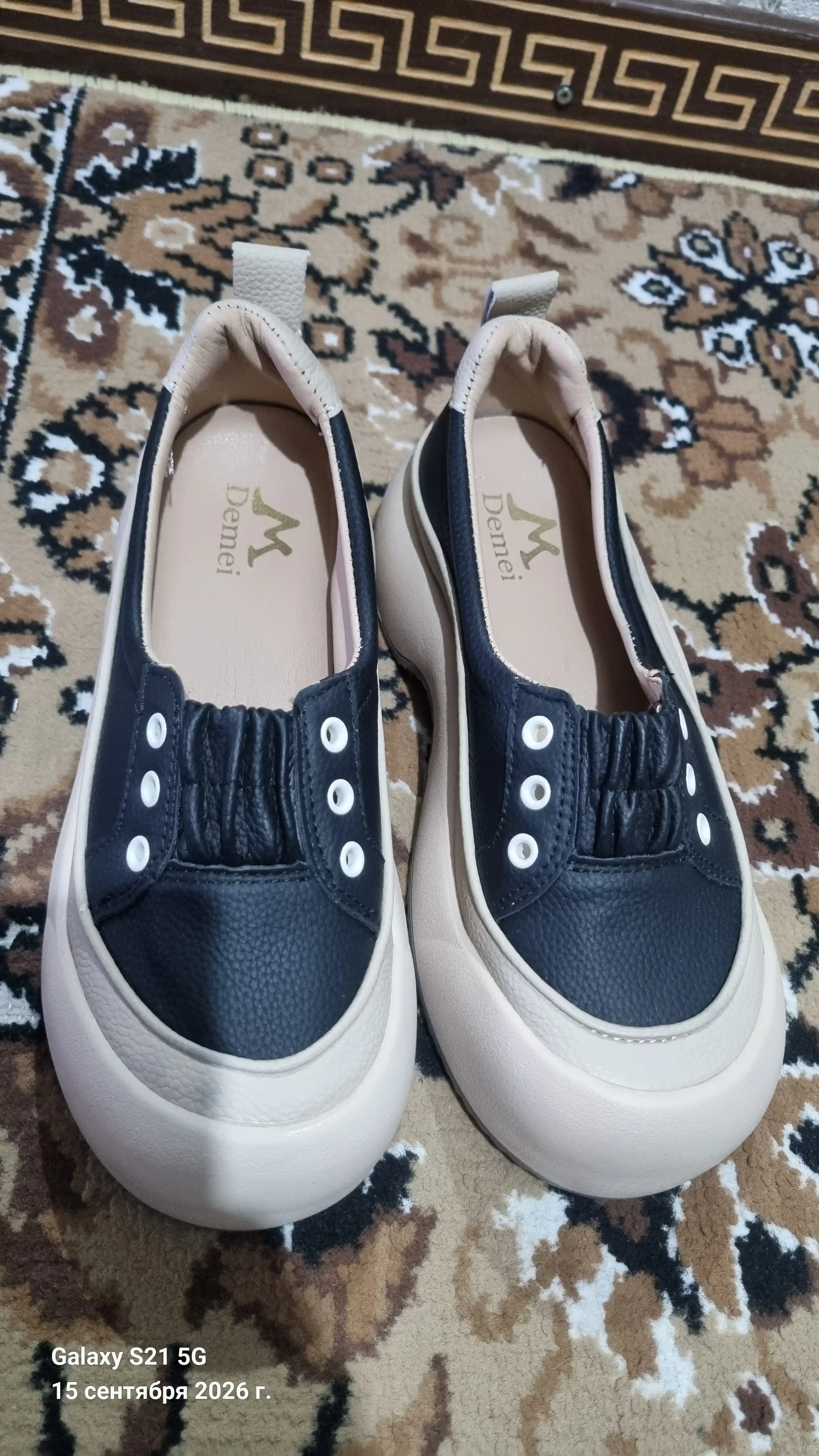Ayollar uchun platformali krossovkalar, minimalist dizayn, eko-charm