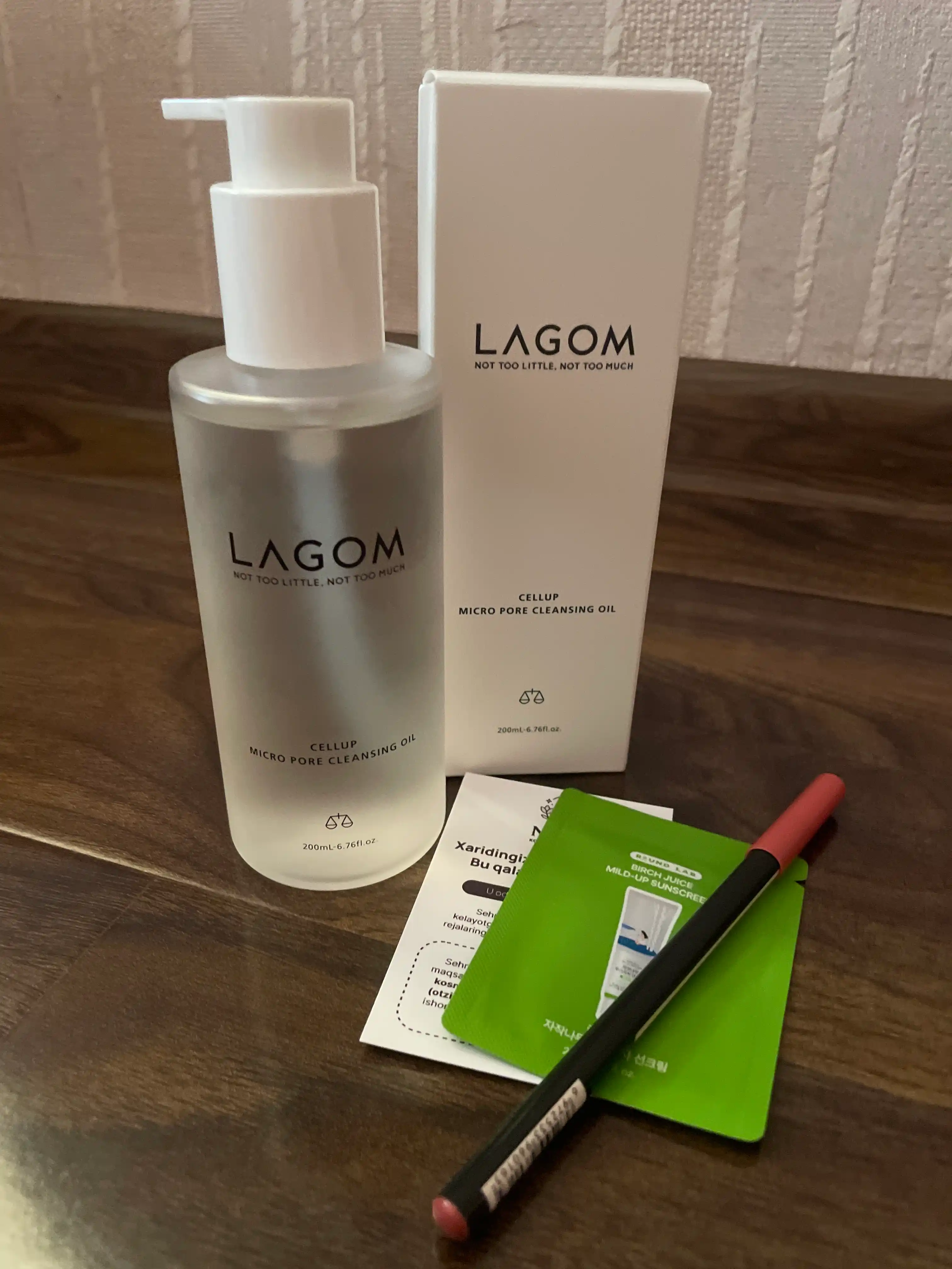 Yuzni yuvish va makiyajni olish uchun gidrofil moy Lagom Cellup Micro Pore Cleansing Oil