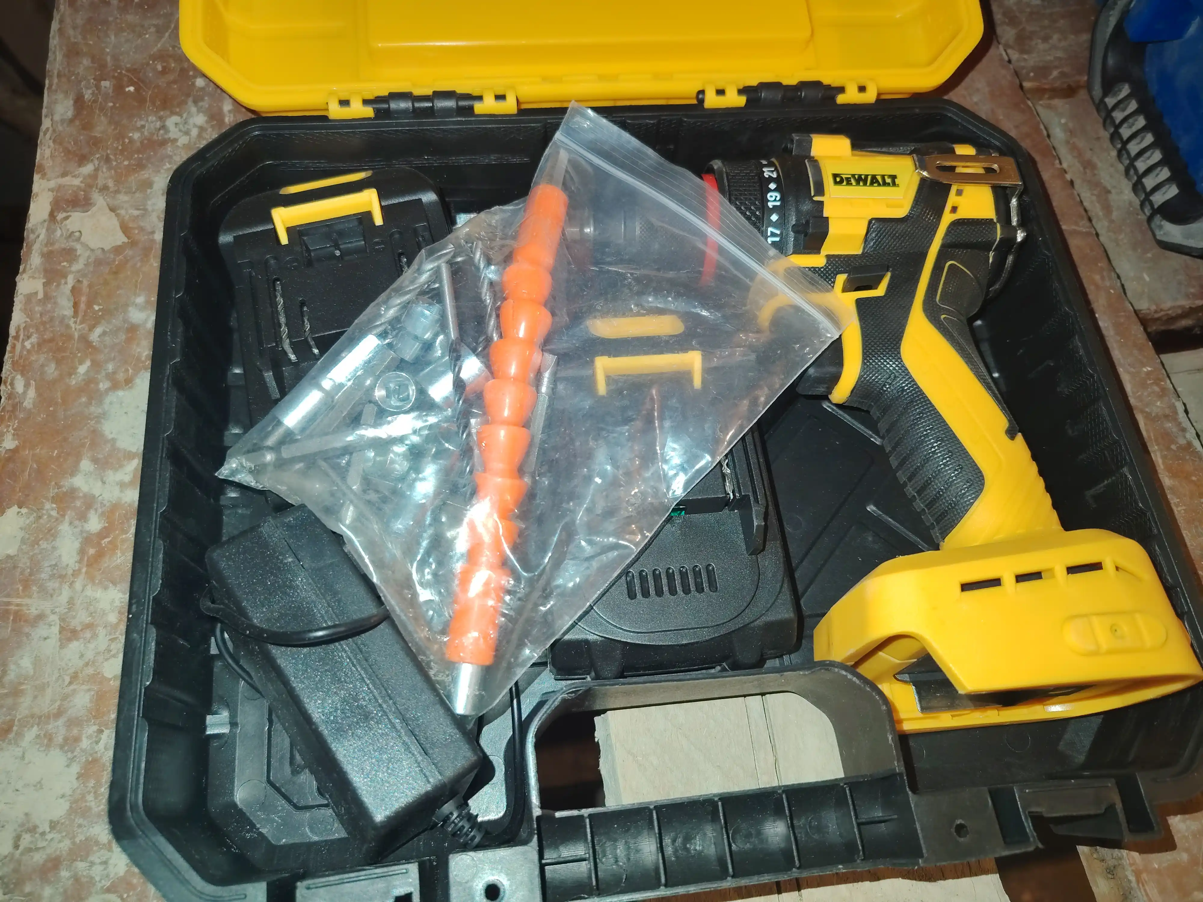 DEWALT 48V akkumulyatorli drel-shurupovert ,  cho'tkasiz