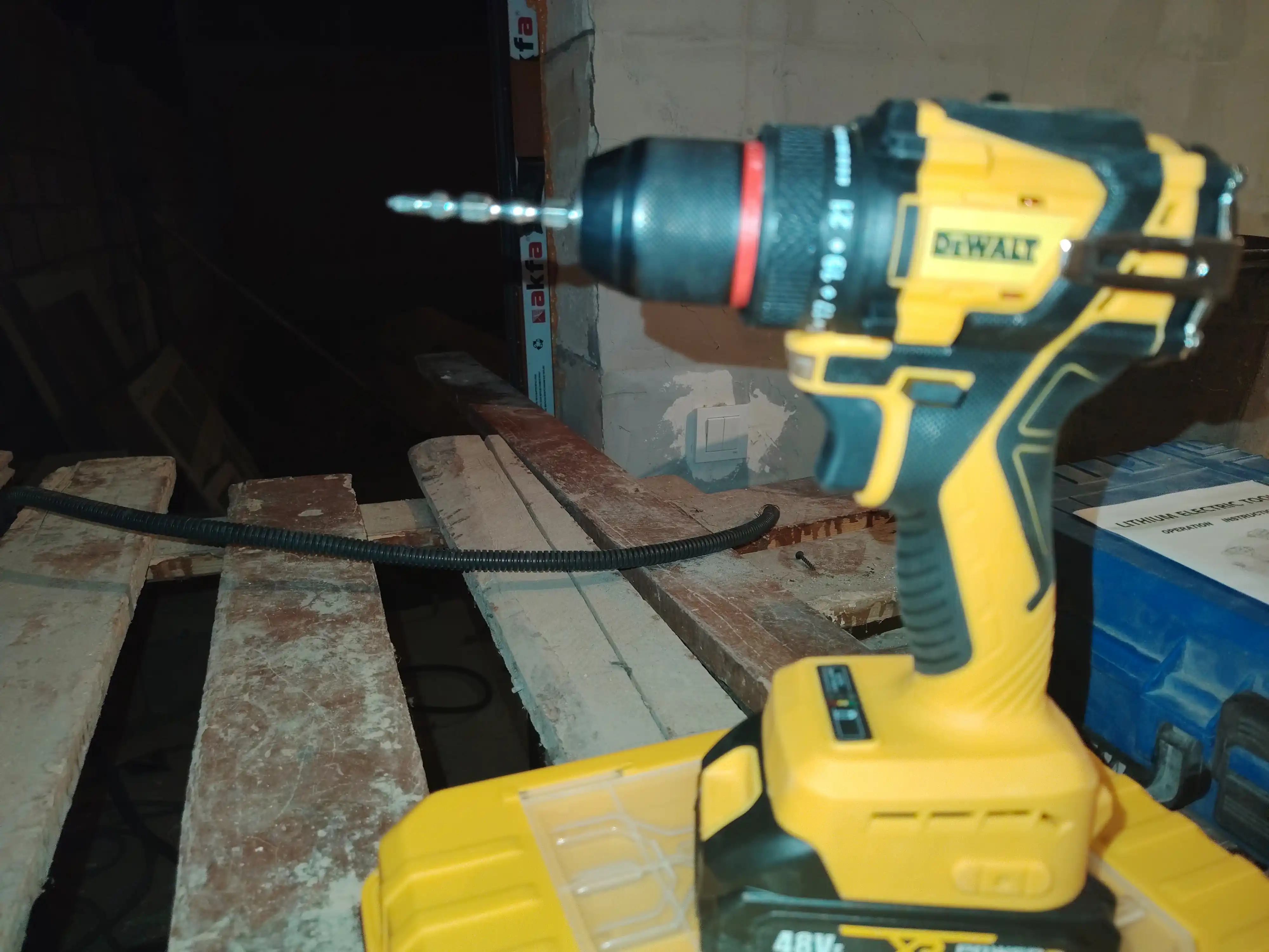 DEWALT 48V akkumulyatorli drel-shurupovert ,  cho'tkasiz