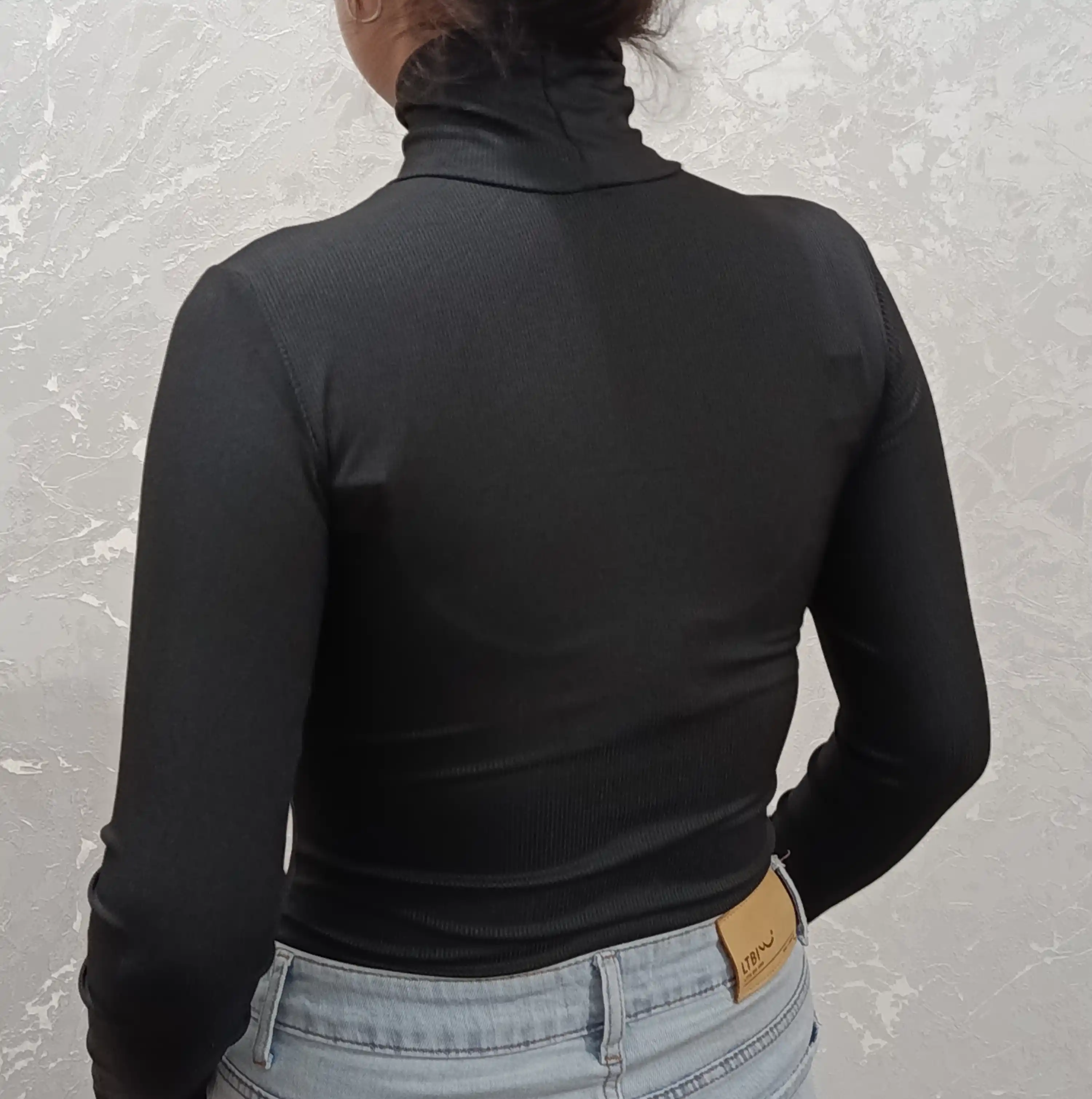 Ayollar bodisi baland yoqali, yopishib turadigan vodo-lazka bodi, milksilk matosidan