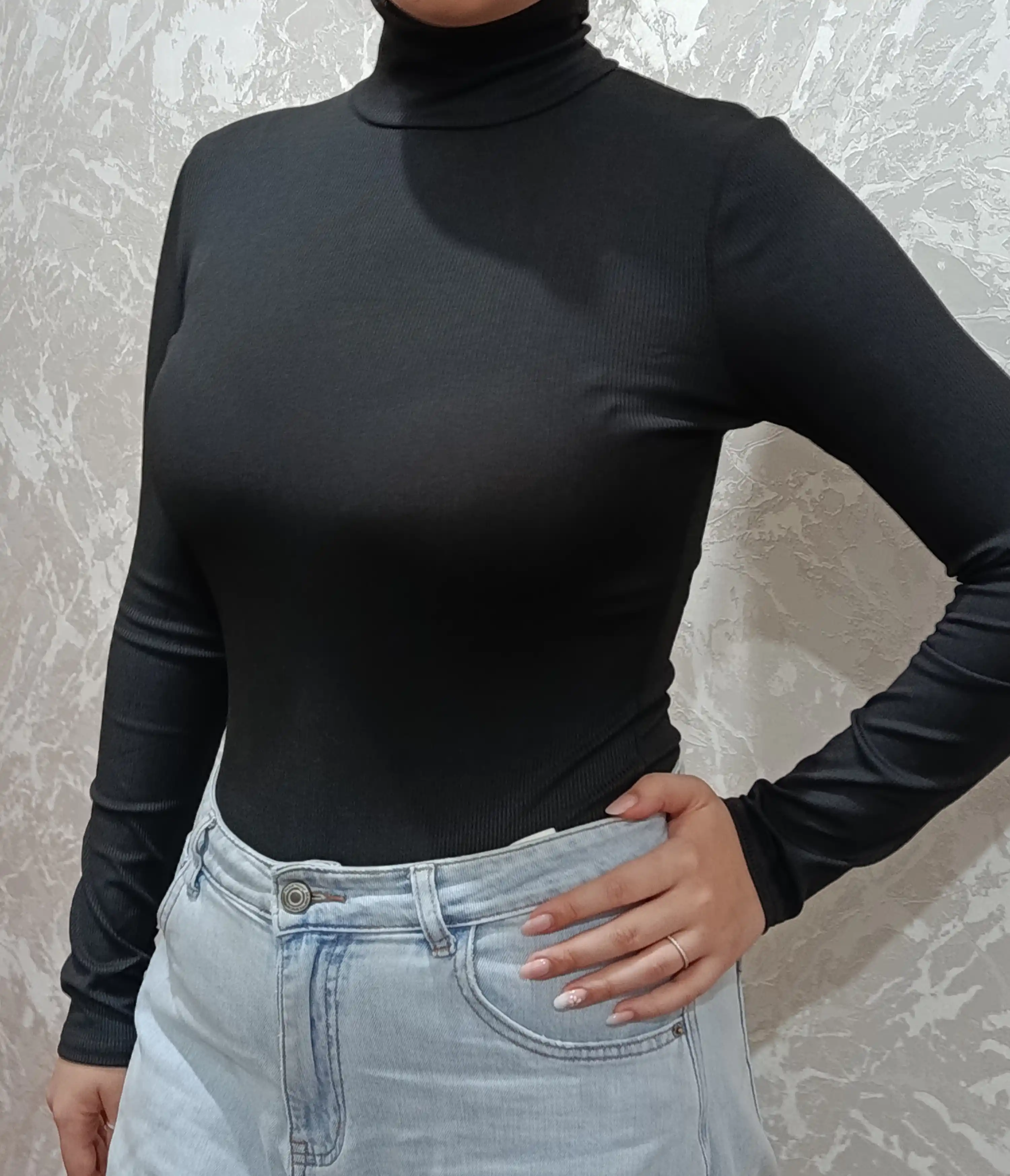 Ayollar bodisi baland yoqali, yopishib turadigan vodo-lazka bodi, milksilk matosidan