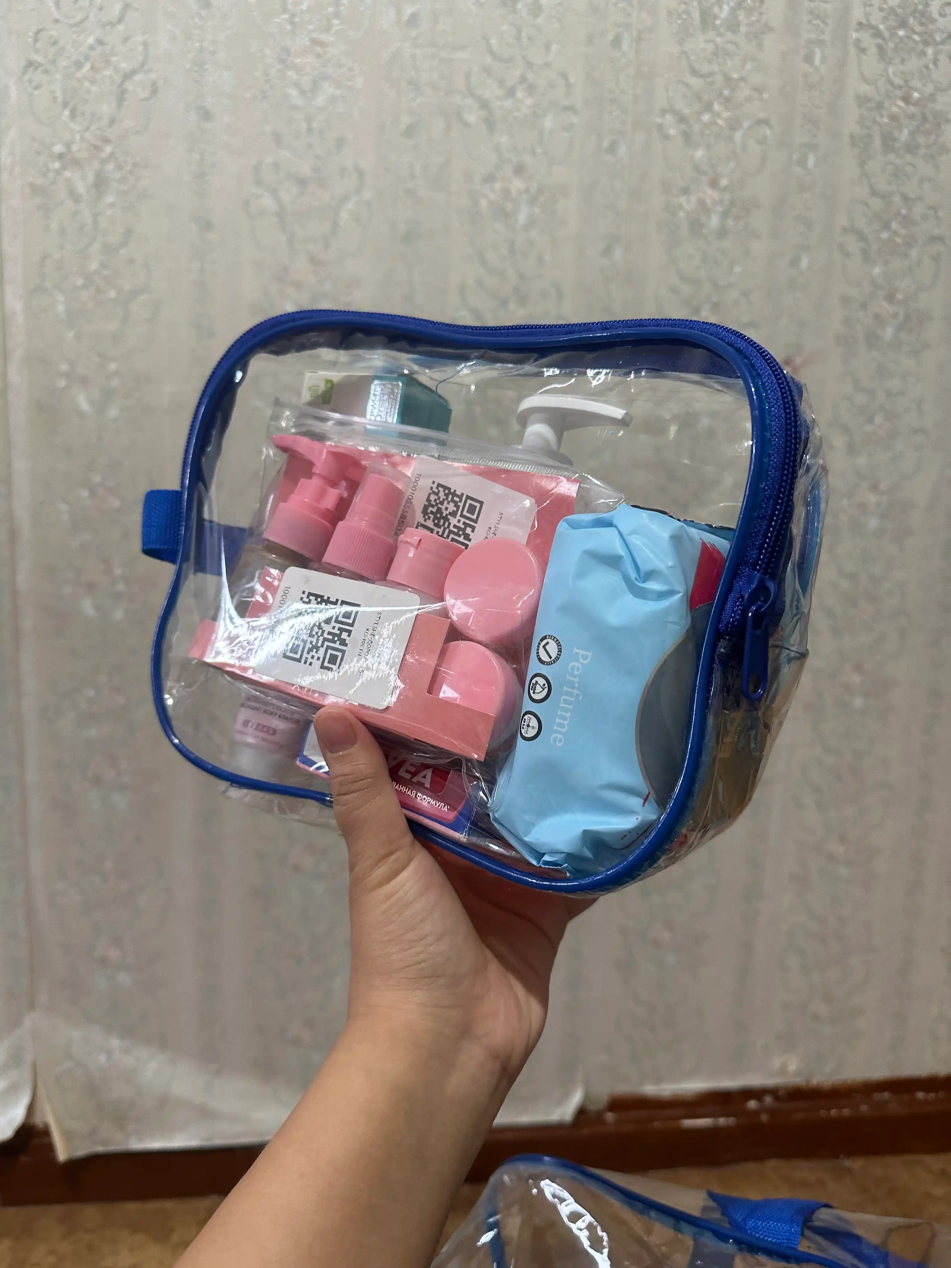 Дорожный набор флаконов и баночек в удобной сумочке