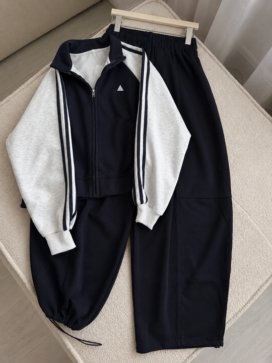 Ayollar sport kostyumi