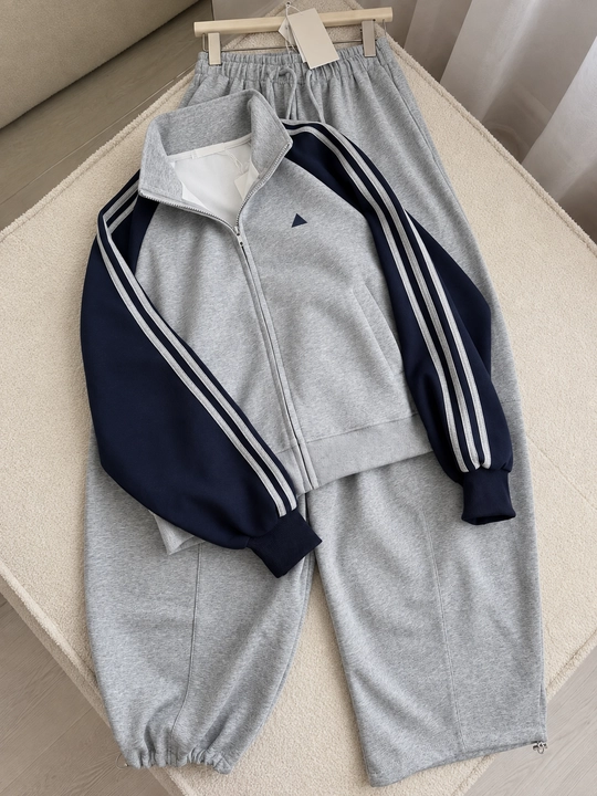 Ayollar sport kostyumi