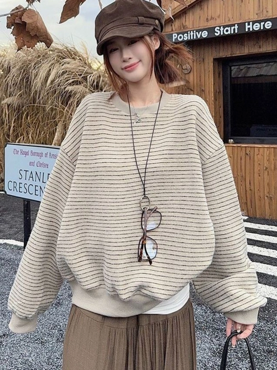 Ayollar uchun oversize chiziqli svitshot