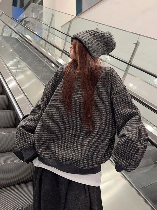 Ayollar uchun oversize chiziqli svitshot