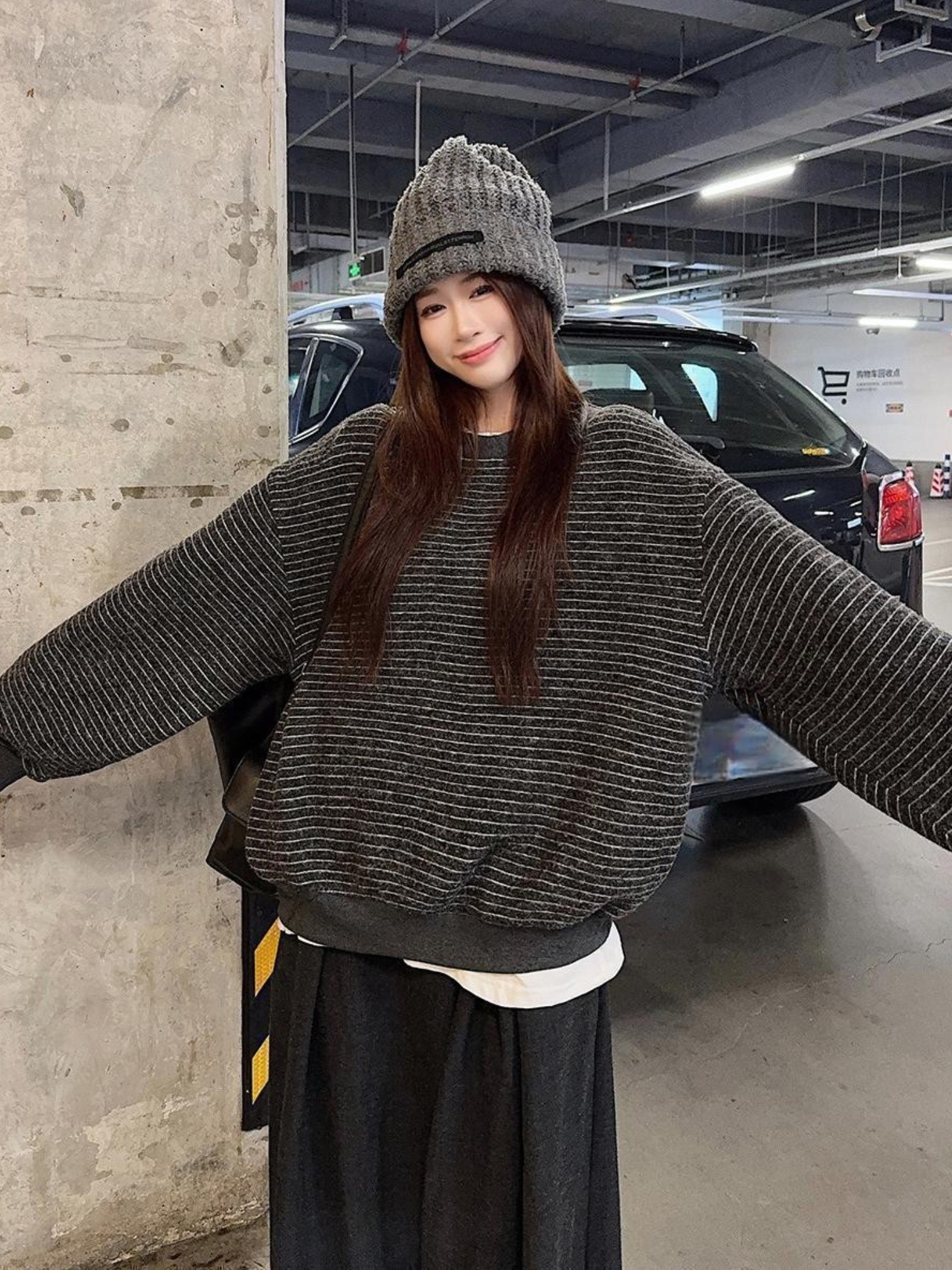 Ayollar uchun oversize chiziqli svitshot