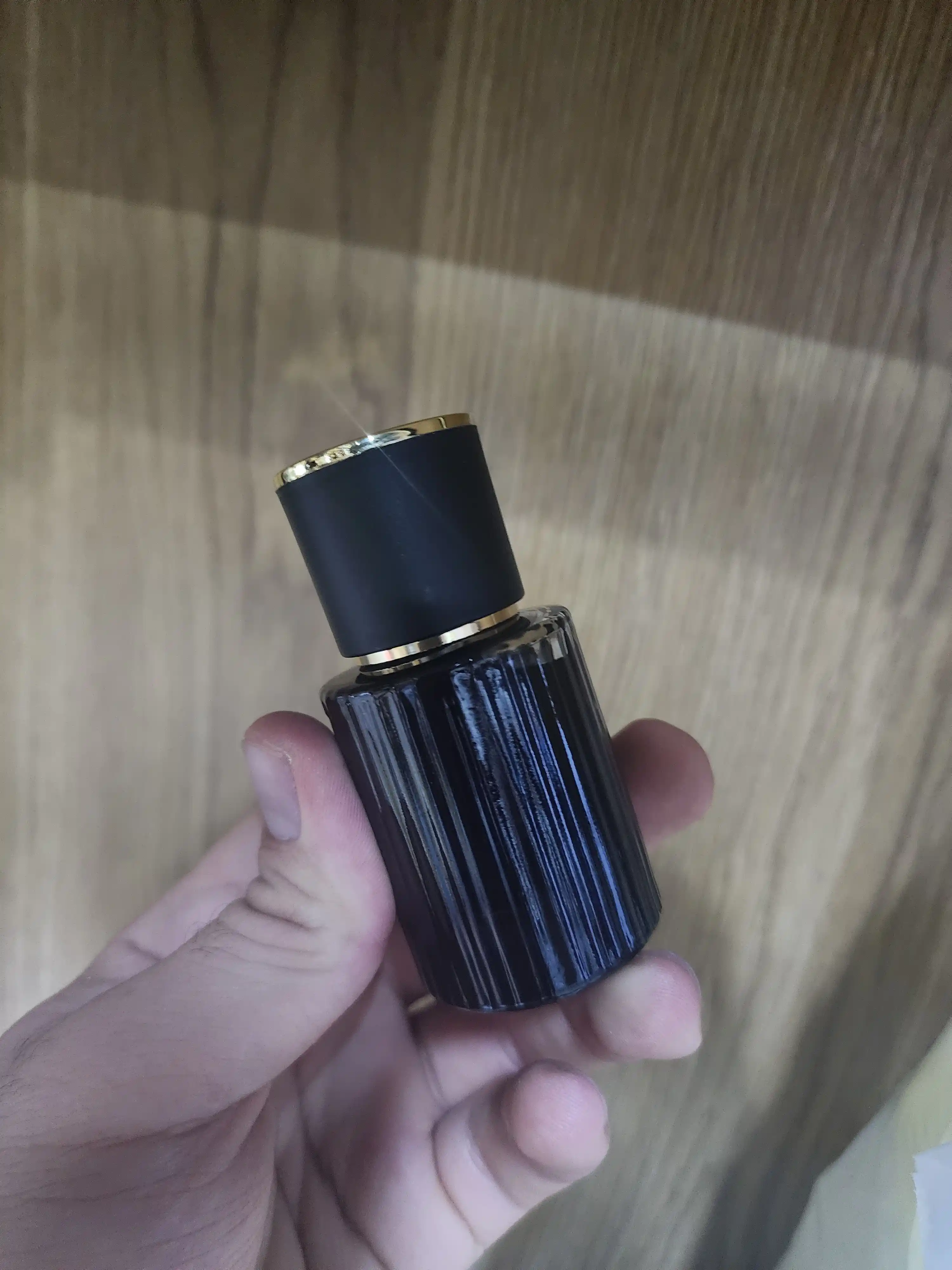 Erkaklar atiri Black afgano NASOMATTO-ga asoslangan