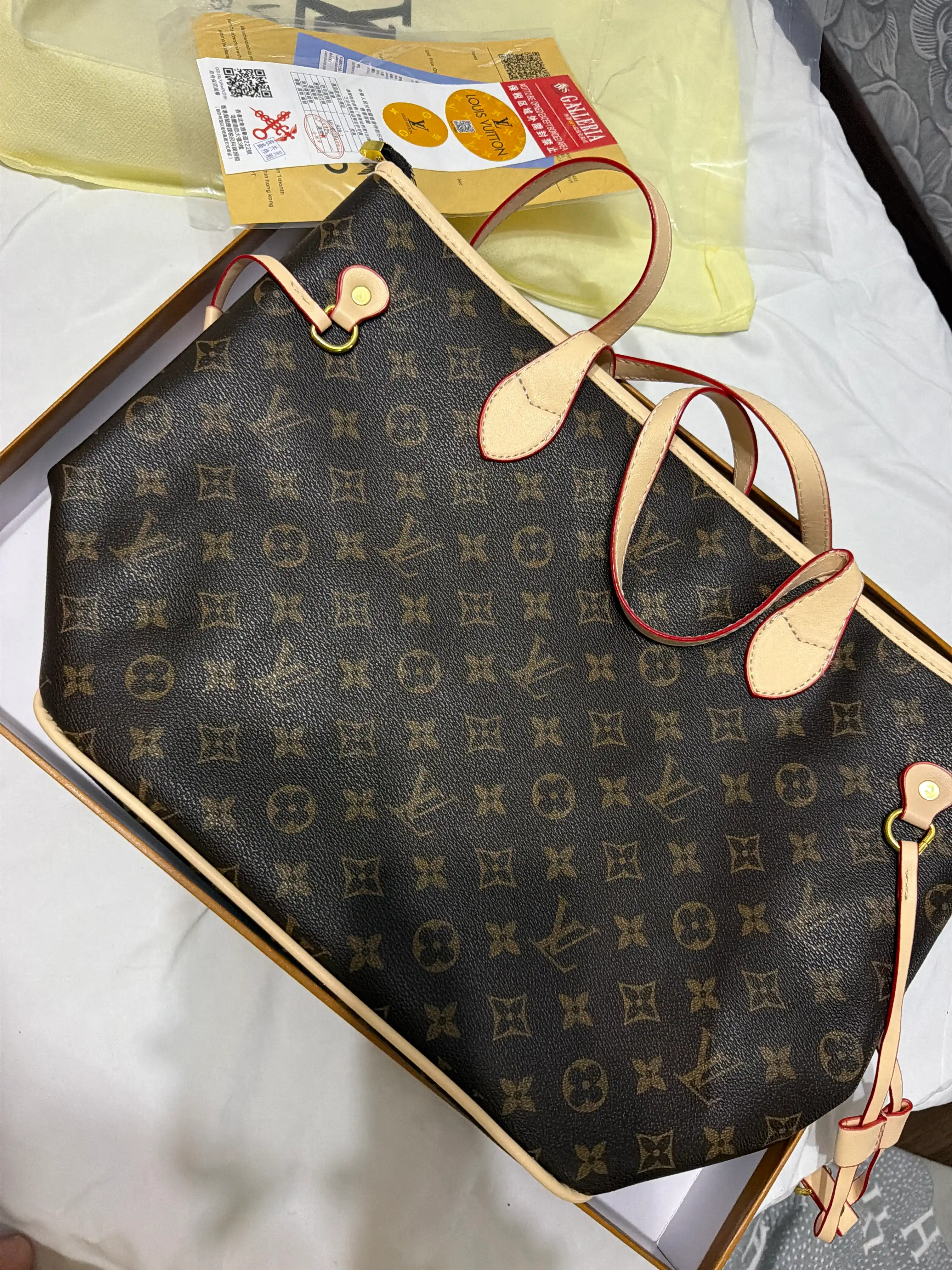 Ayollar sumkasi Louis Vuitton Neverfull uslubida