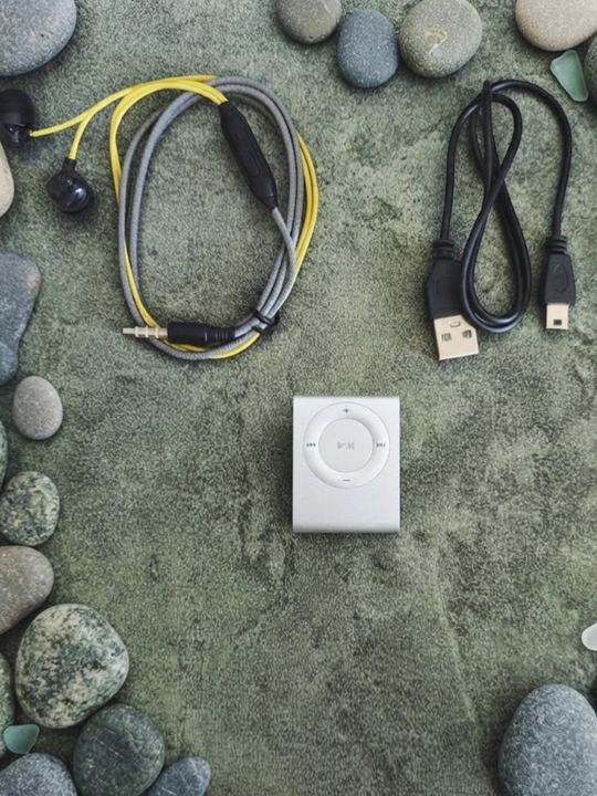 Portativ MP3 pleyer, po‘lat rang, microSD va USB bilan, quloqchinli