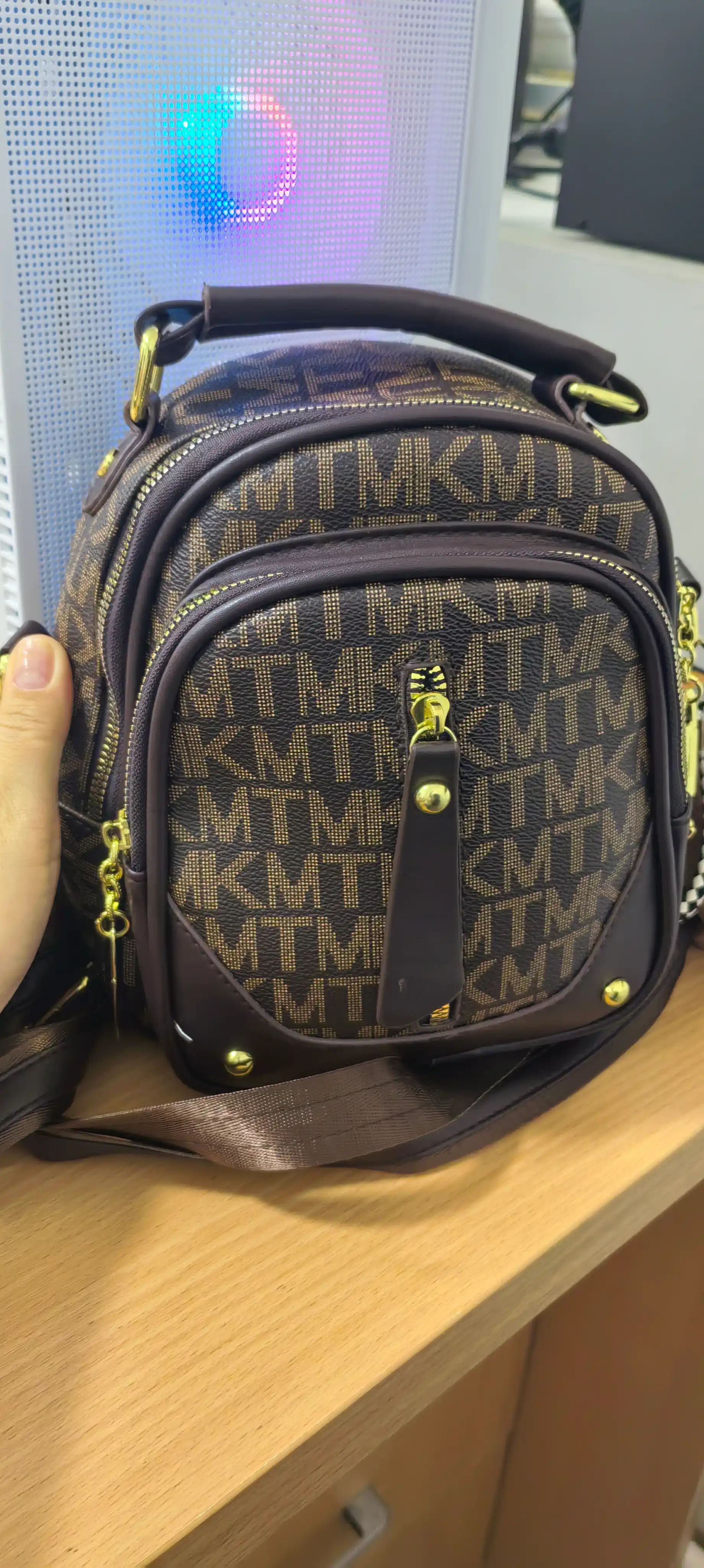 Ayollar uchun mini ryukzak-sumka, yelkaga taqiladigan zamonaviy model, fermuarli