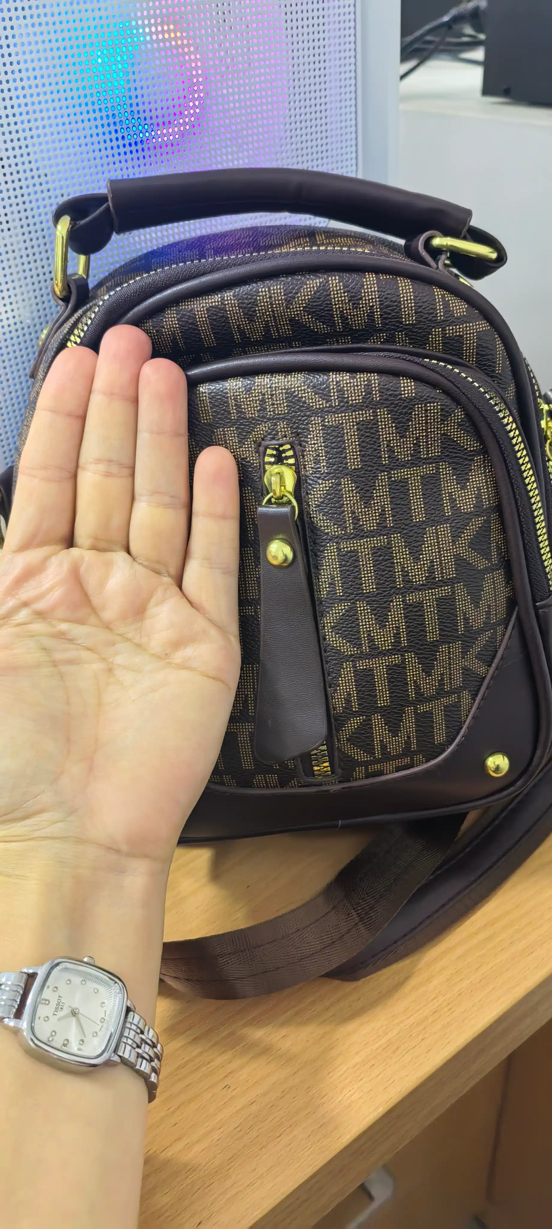 Ayollar uchun mini ryukzak-sumka, yelkaga taqiladigan zamonaviy model, fermuarli