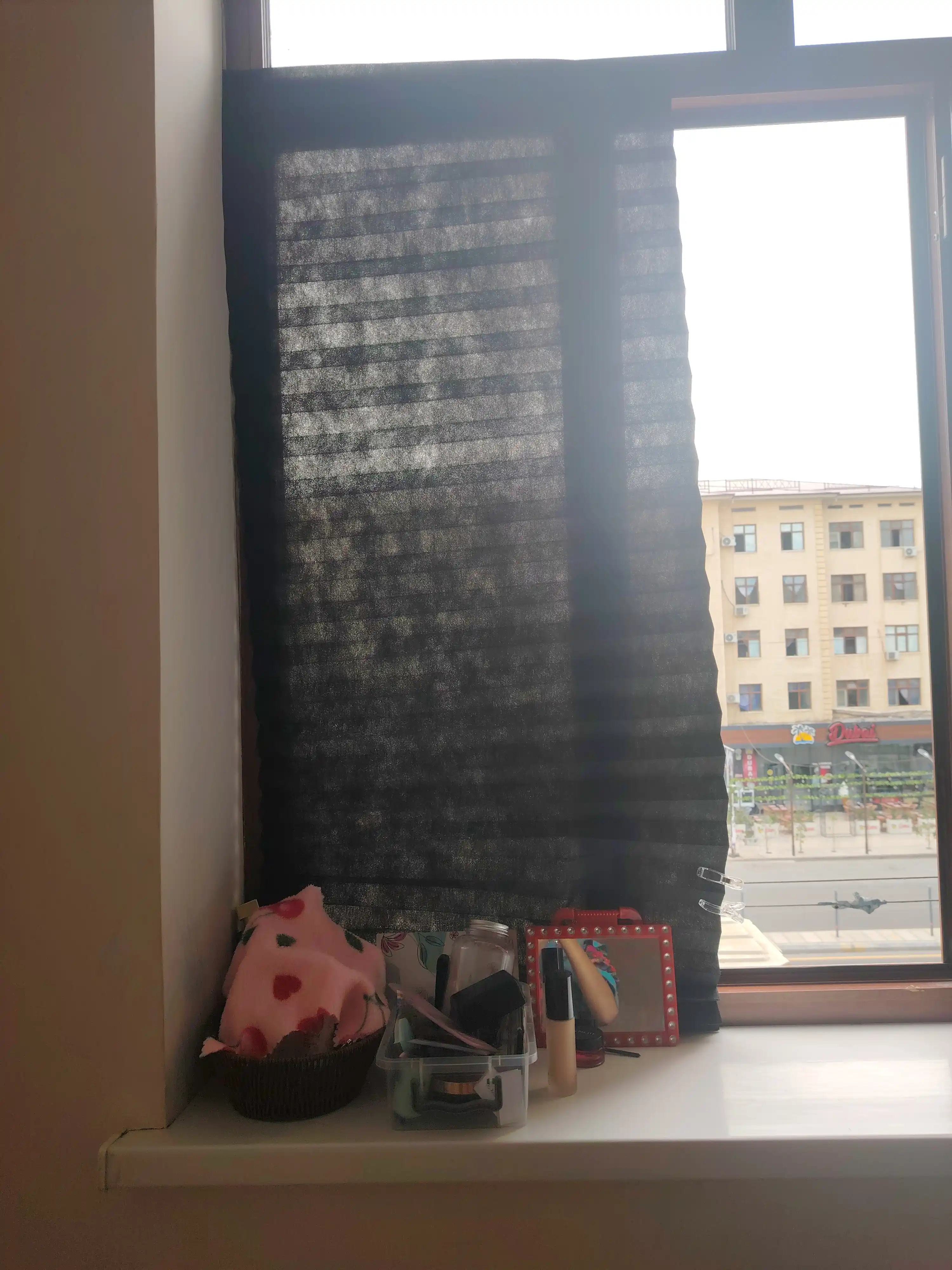 Pliseli pardalar, matoli, yopishqoq lenta bilan, deraza va balkonlar uchun, blackout