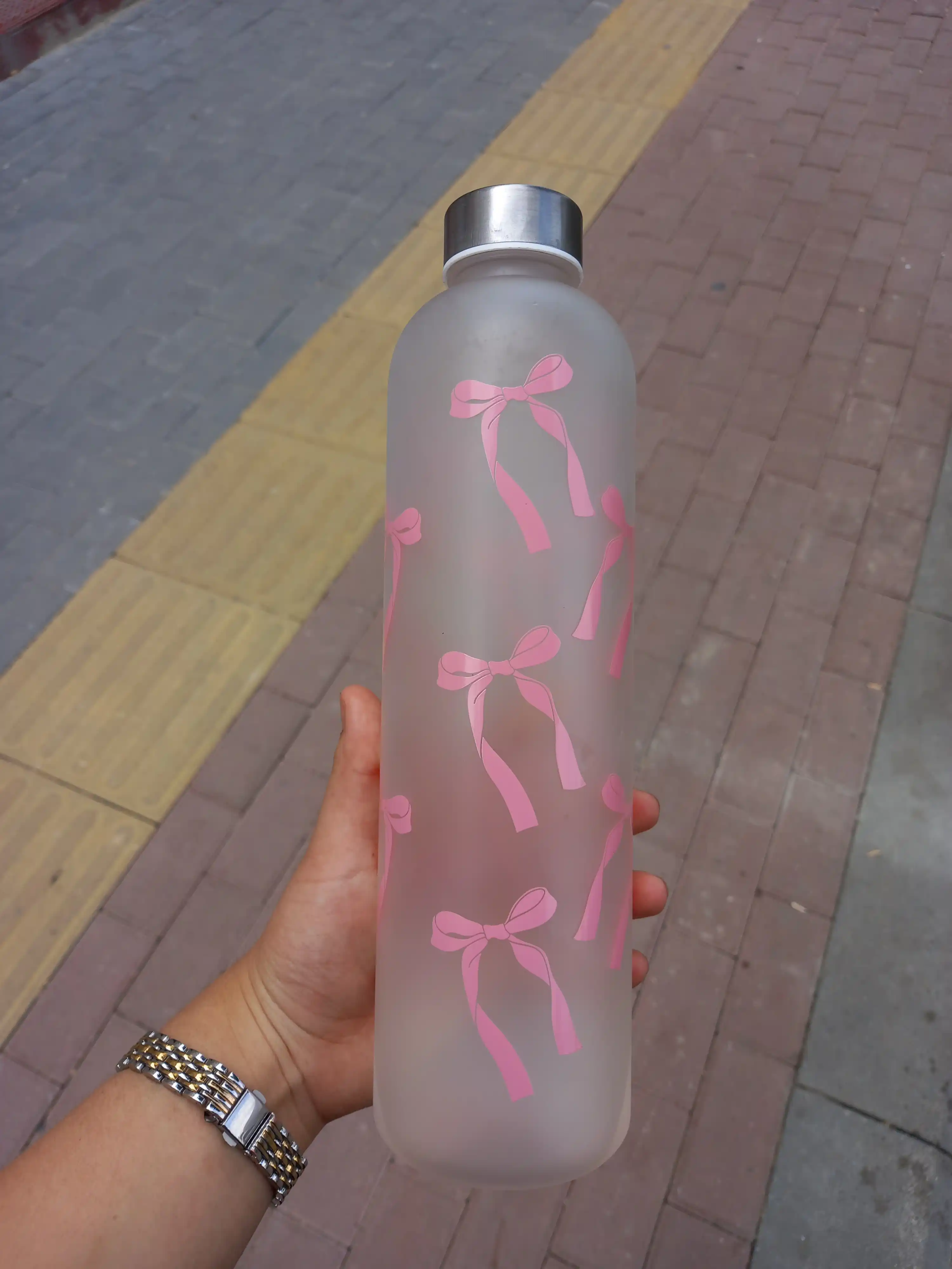 Suv idishi, 700 ml, xira, pushti rangli bantiklar va metall qopqoq bilan