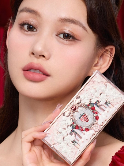 Flower Knows Strawberry Cupid палетка для лица, для глаз и щёк