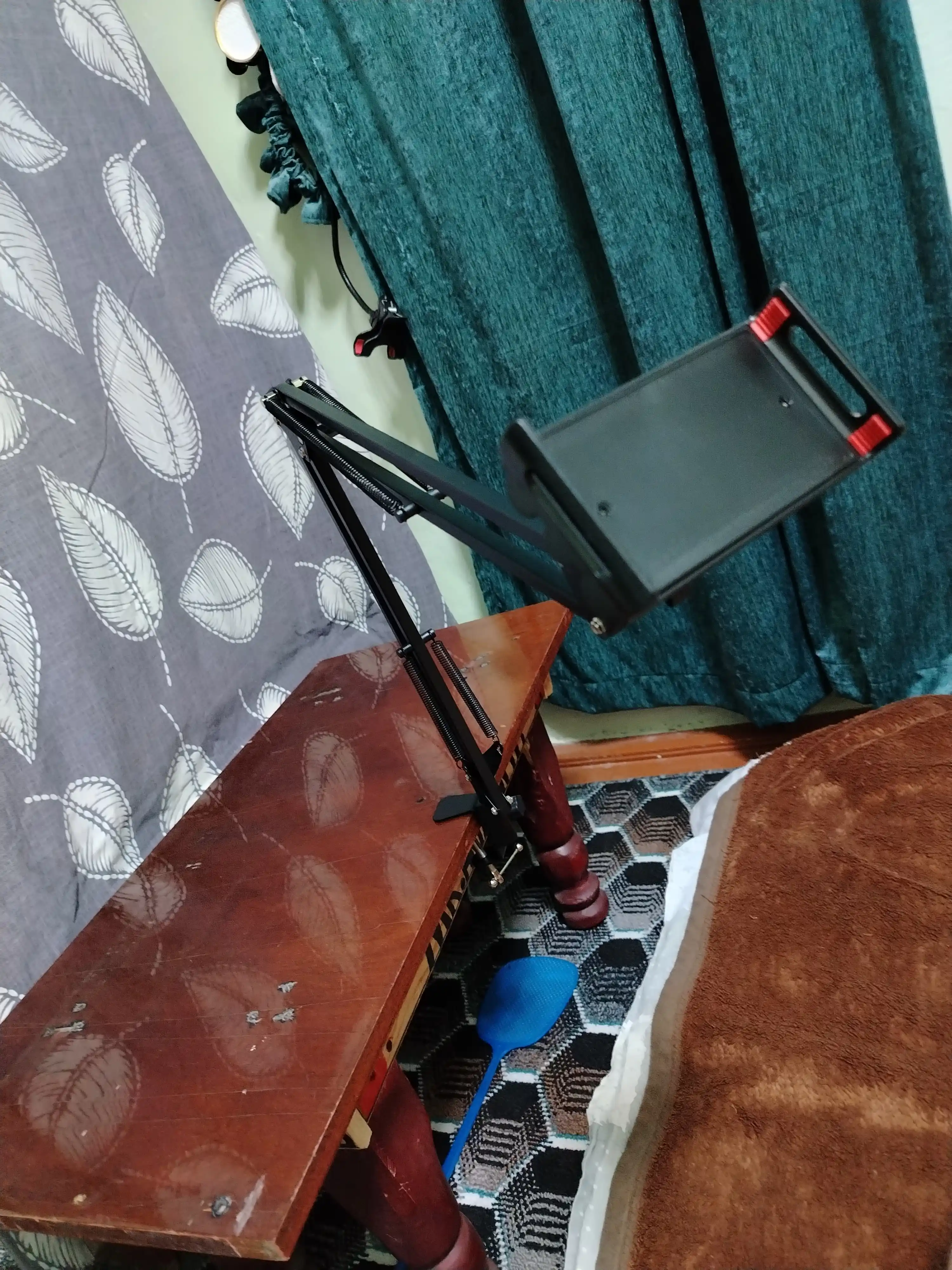 Stol usti pantograf-ushlagichi, telefon uchun - suratga olish uchun universal taglik