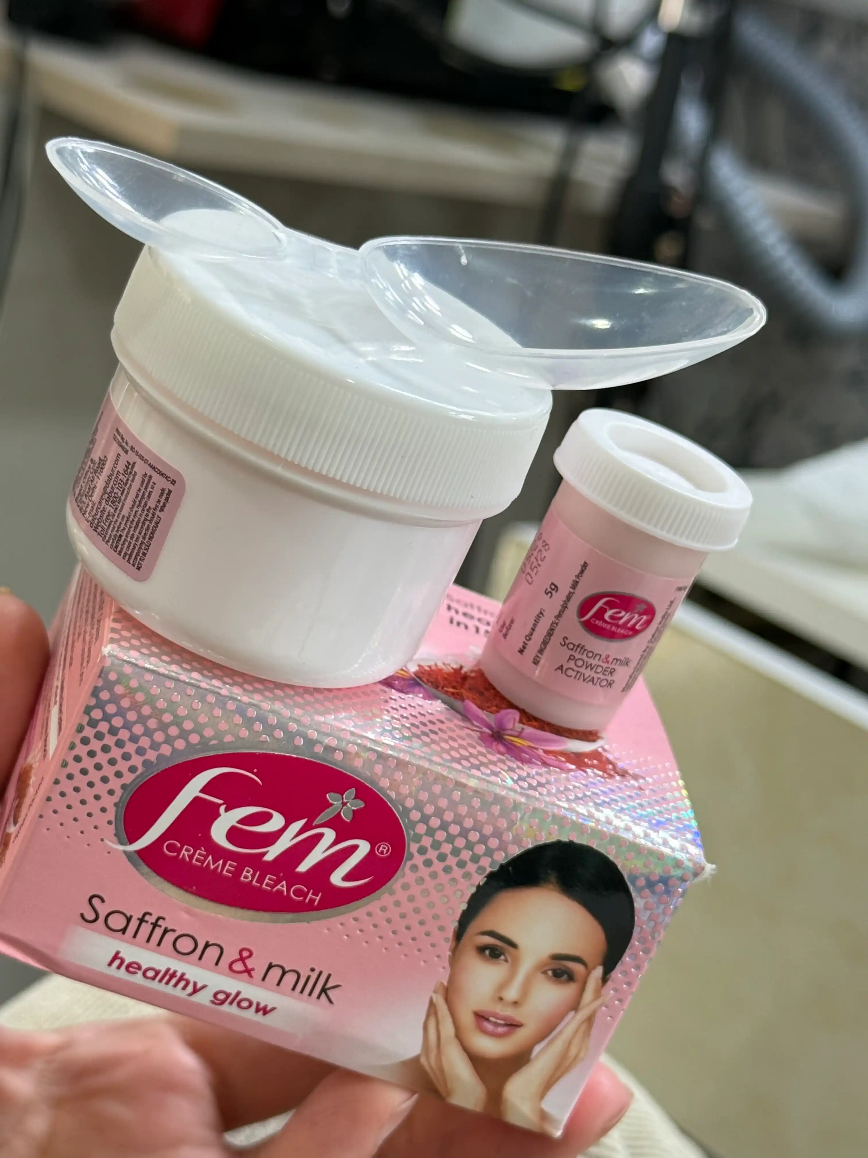 Fem Saffron & Milk oqartiruvchi krem, yuz va qosh tuklarini oqartirish uchun