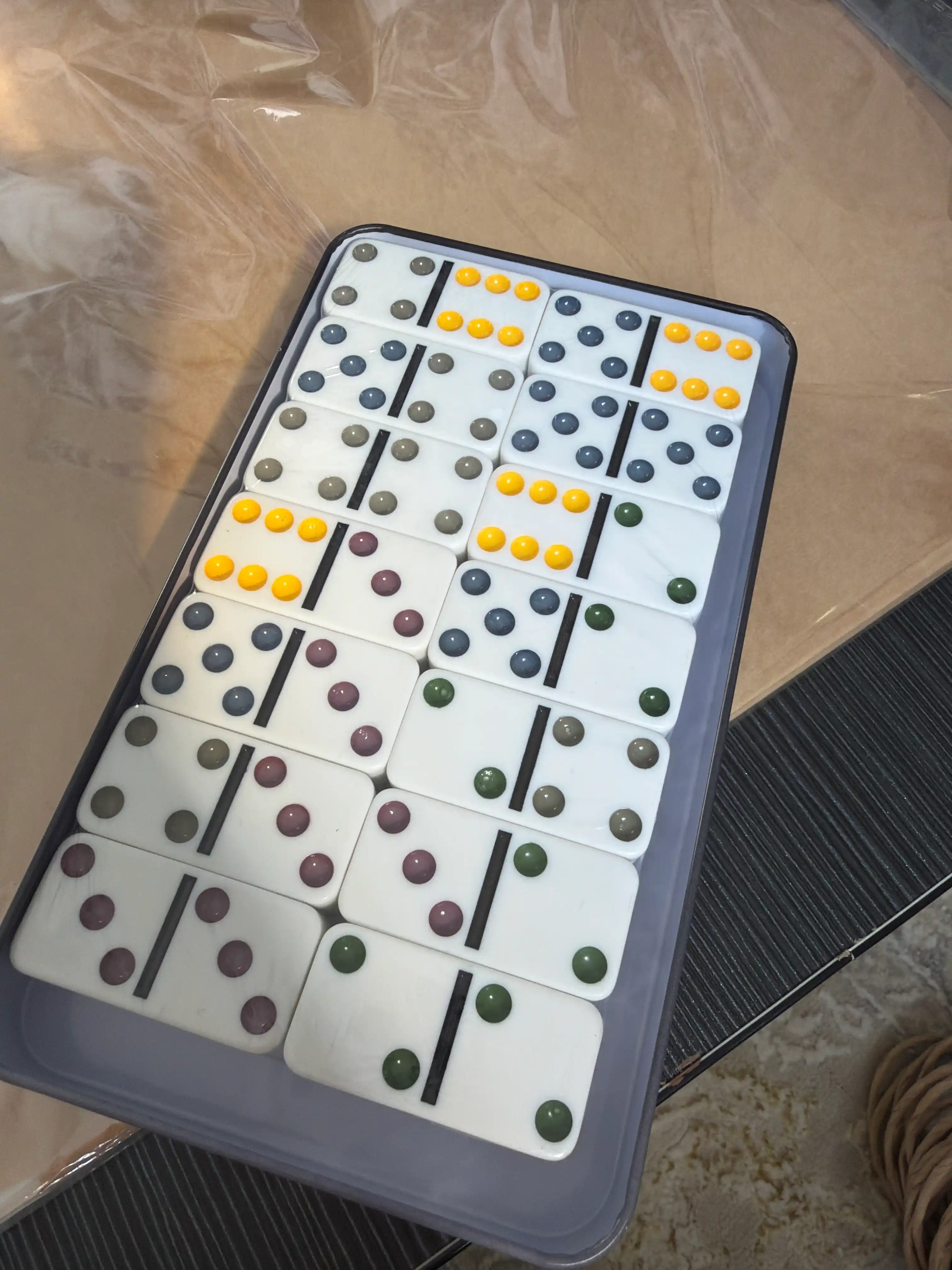 Domino stol o'yini, metall qutida