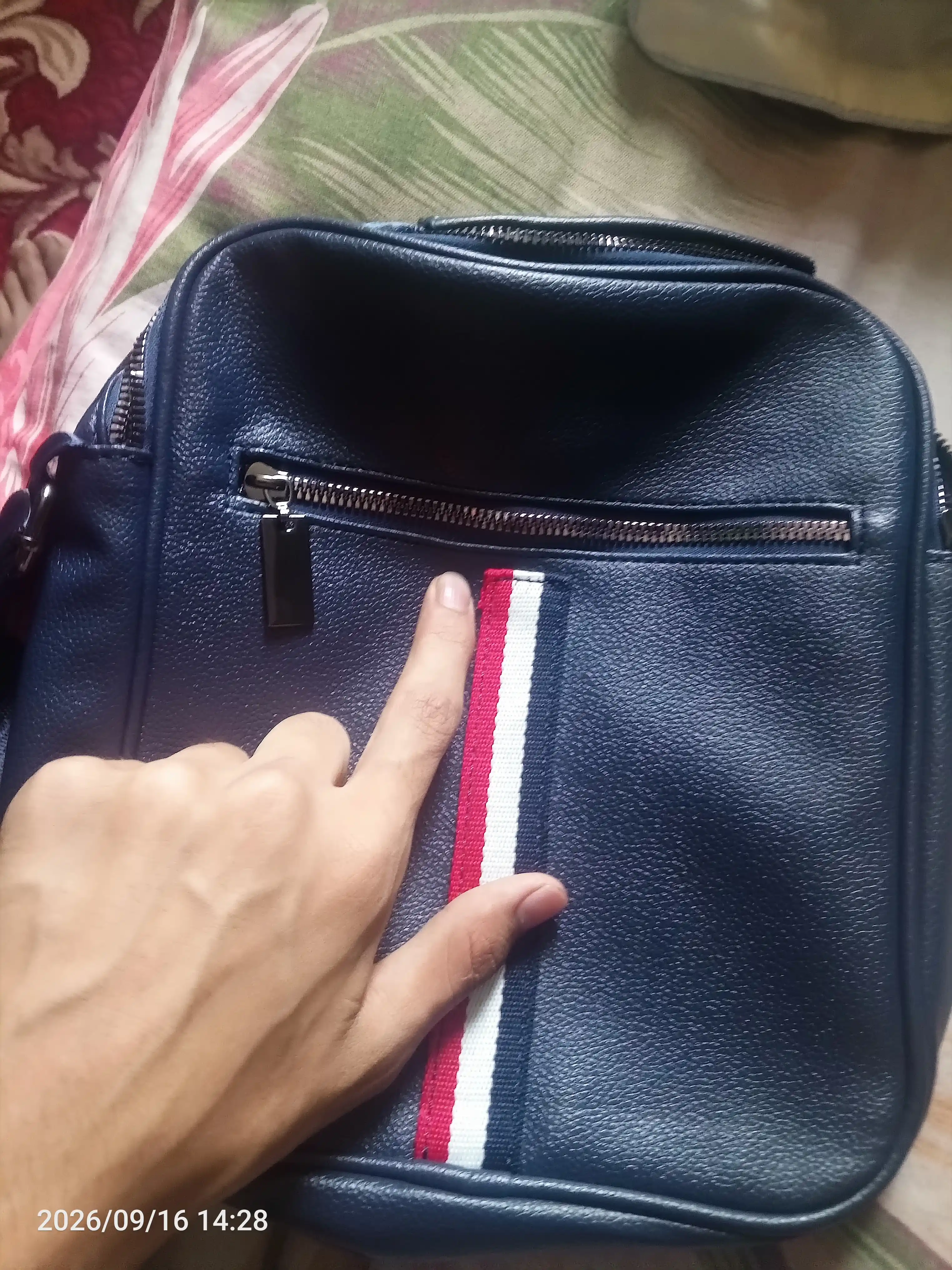 Erkaklar uchun barsetka sumka, yelka orqali, eko charmdan, o‘lchami 26x22 sm