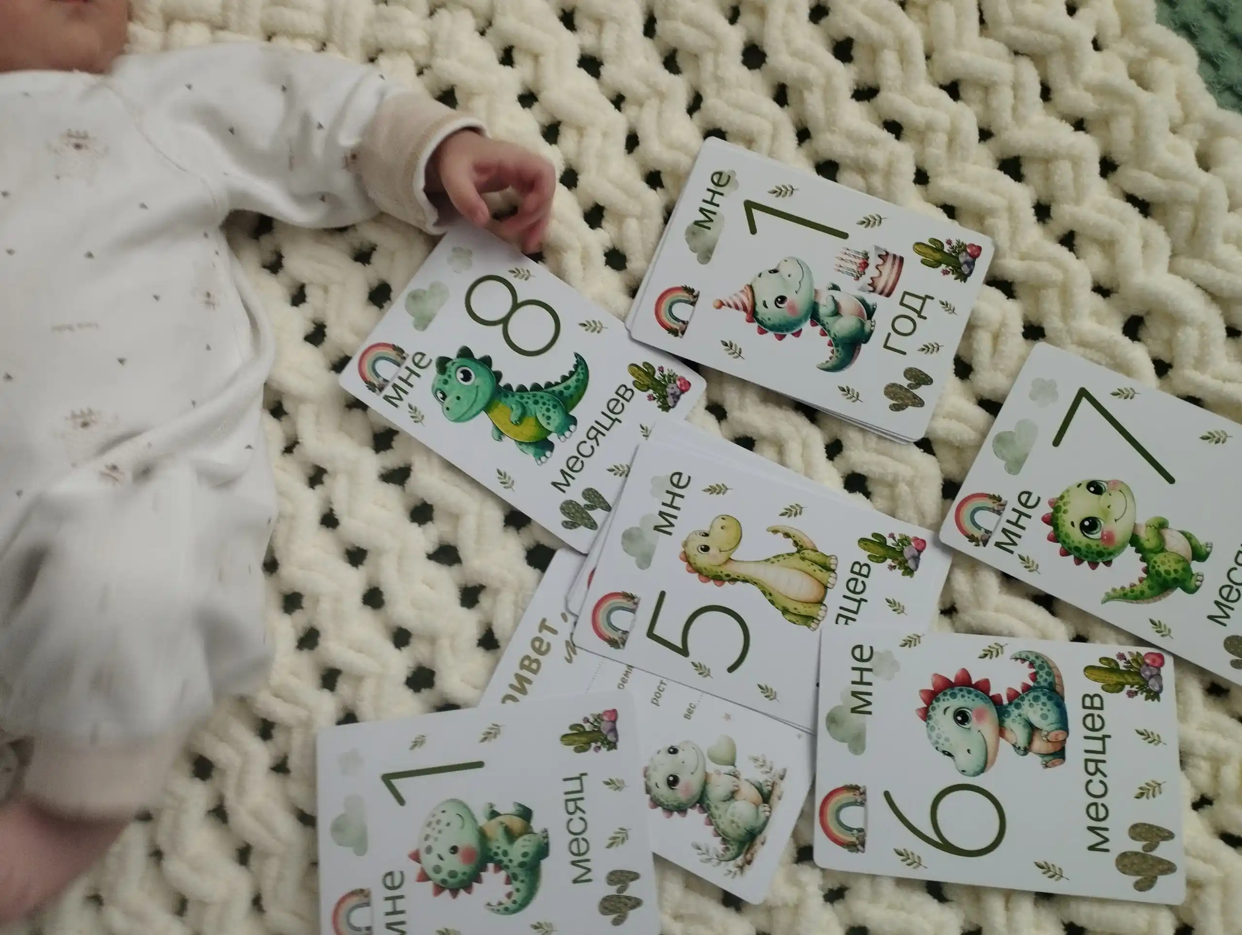 Hunarmandchilik konvertidagi kichkintoy fotosessiyasi uchun kartochkalar